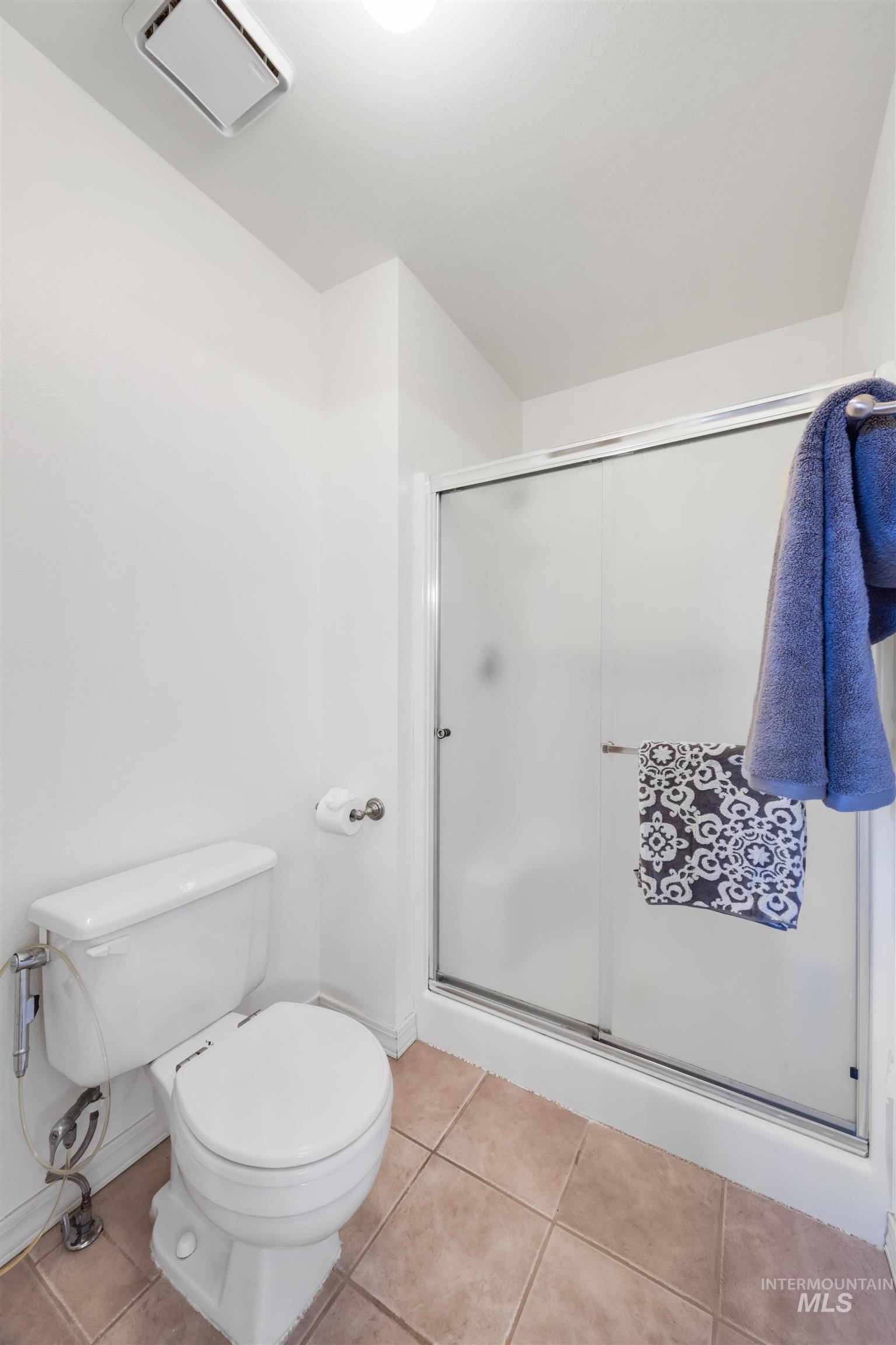 1262 E Oakridge Dr, Boise, Idaho 83716, 3 Bedrooms, 2 Bathrooms, Residential For Sale, Price $469,900, 98967971