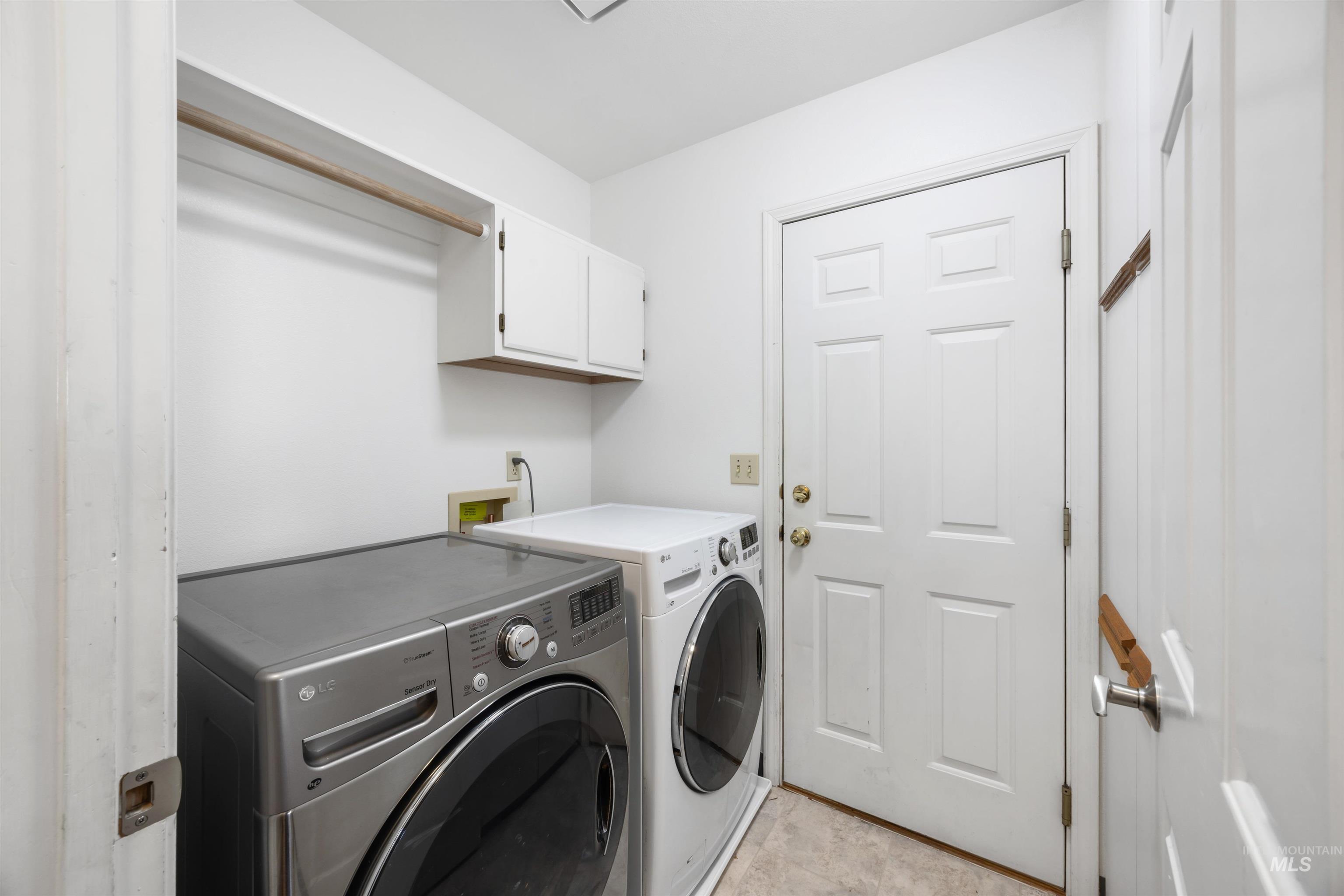 1262 E Oakridge Dr, Boise, Idaho 83716, 3 Bedrooms, 2 Bathrooms, Residential For Sale, Price $469,900, 98967971