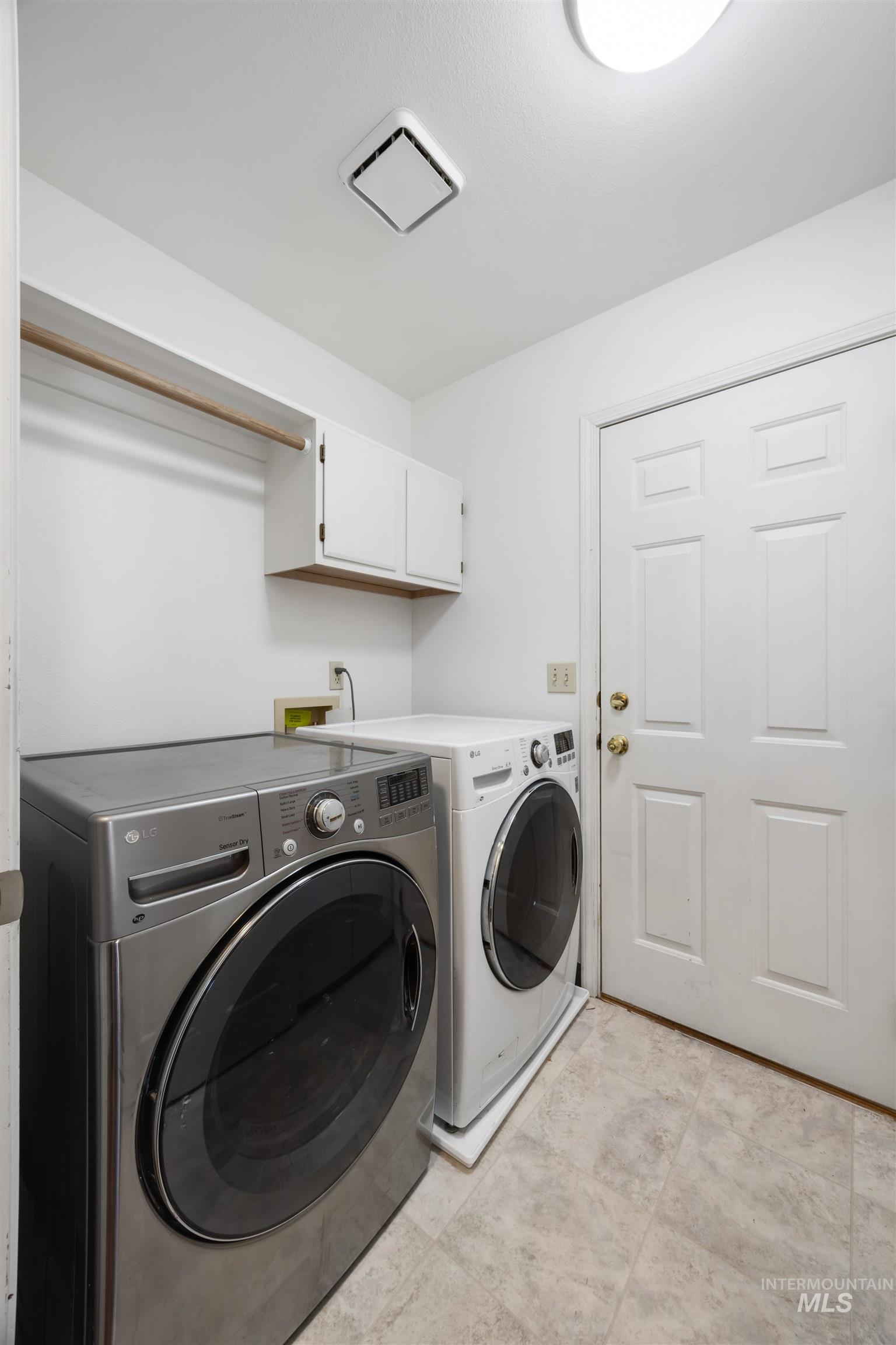 1262 E Oakridge Dr, Boise, Idaho 83716, 3 Bedrooms, 2 Bathrooms, Residential For Sale, Price $469,900, 98967971