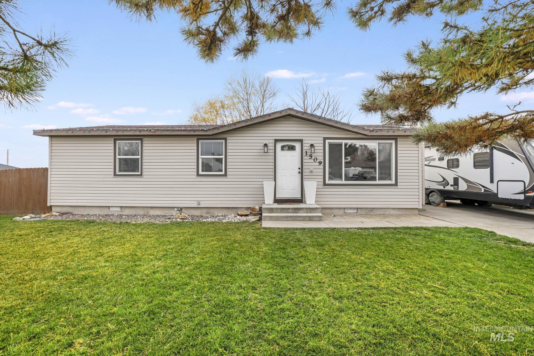 Single story home featuring crawl space
