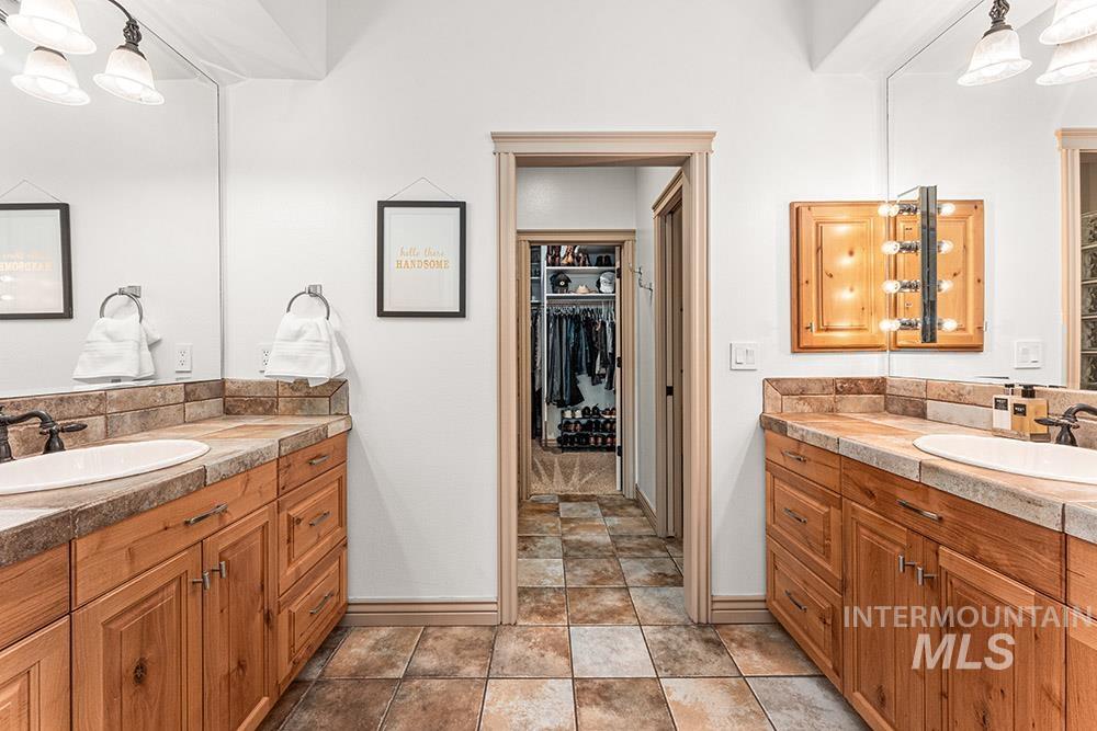 256 E Lake Rim Ln, Boise, Idaho 83716, 4 Bedrooms, 3.5 Bathrooms, Residential For Sale, Price $699,900, 98967980