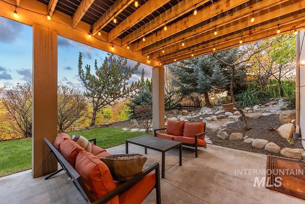 256 E Lake Rim Ln, Boise, Idaho 83716, 4 Bedrooms, 3.5 Bathrooms, Residential For Sale, Price $699,900, 98967980