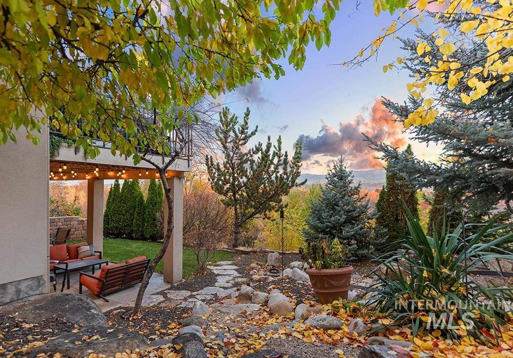 256 E Lake Rim Ln, Boise, Idaho 83716, 4 Bedrooms, 3.5 Bathrooms, Residential For Sale, Price $699,900, 98967980