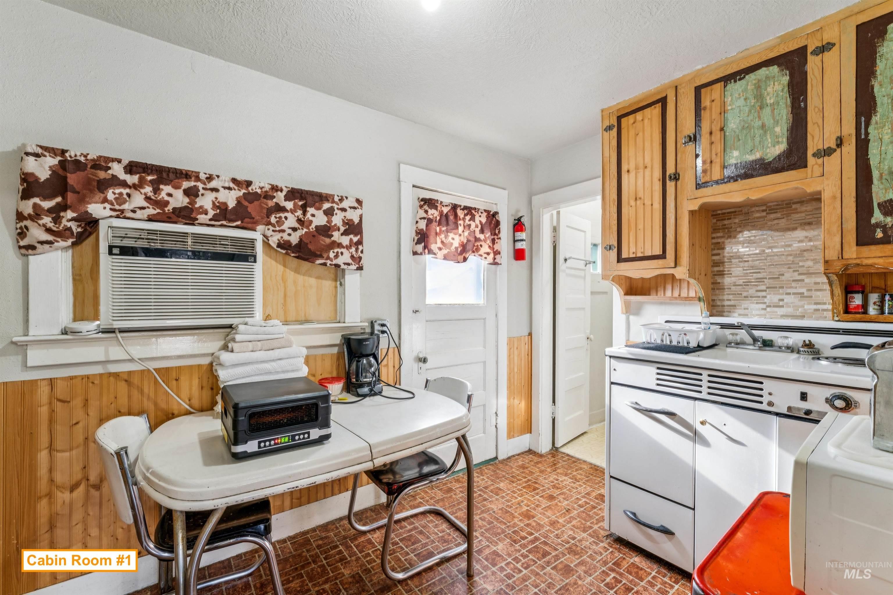 190/160 W Washington St W, Huntington, Oregon 97907, 7 Rooms, Business/Commercial For Sale, Price $175,000, 98967991