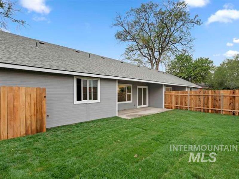 Covered patio, fully fenced
