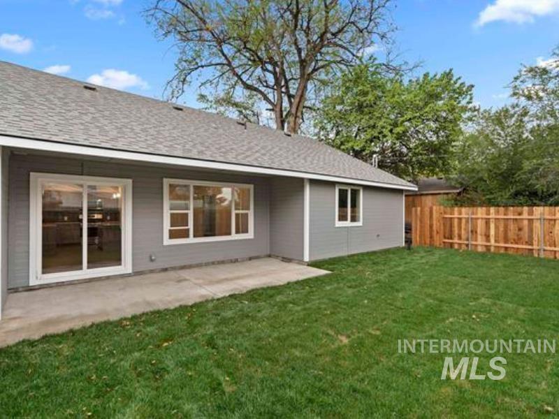 Covered patio, fully fenced