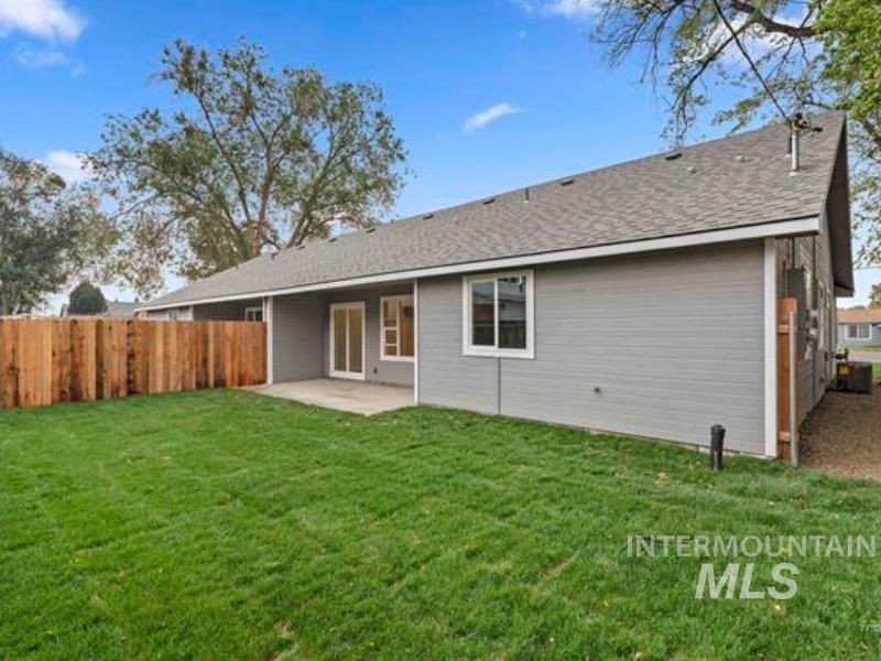 Covered patio, fully fenced