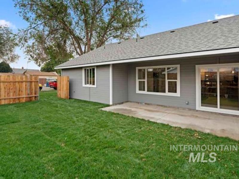 Covered patio, fully fenced