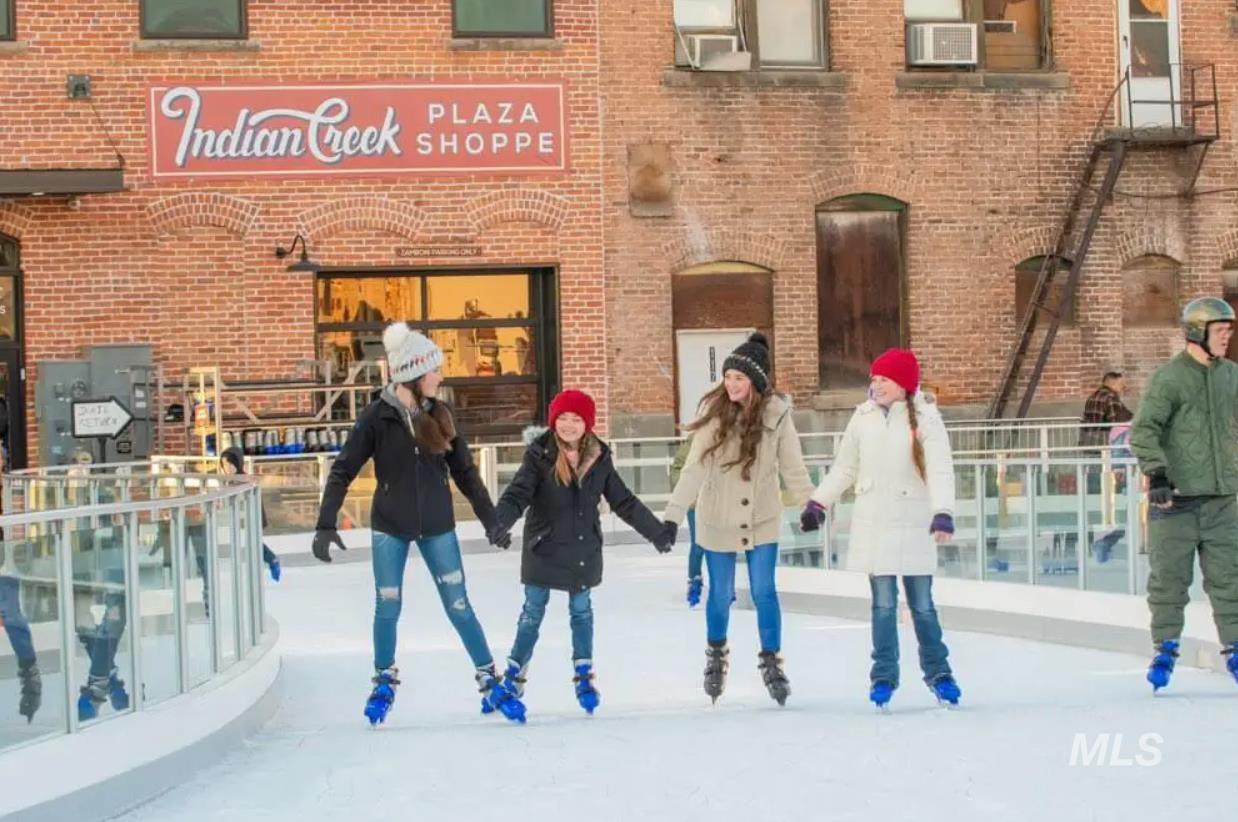 View of home's community