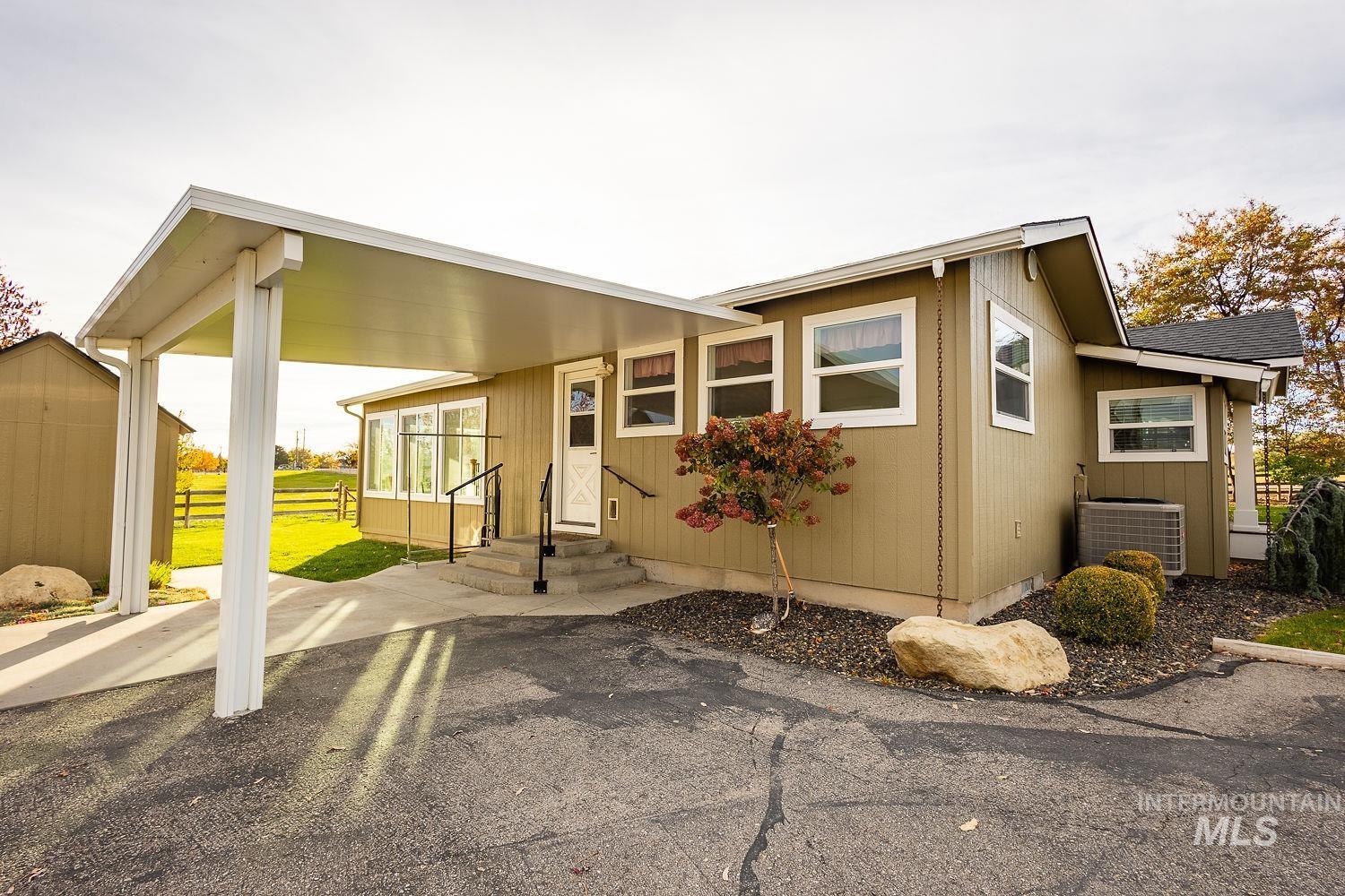 988 W King Rd., Kuna, Idaho 83634, 4 Bedrooms, 3.5 Bathrooms, Residential For Sale, Price $999,000, 98968036