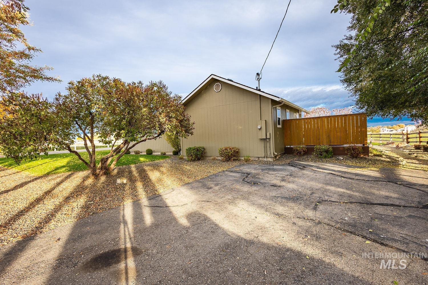 988 W King Rd., Kuna, Idaho 83634, 4 Bedrooms, 3.5 Bathrooms, Residential For Sale, Price $999,000, 98968036