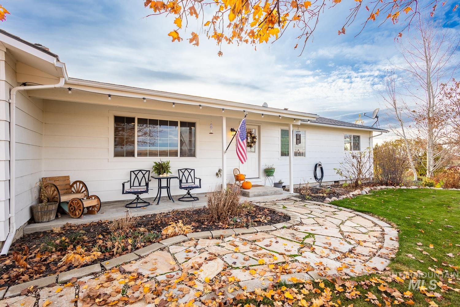 View of front facade featuring a front lawn