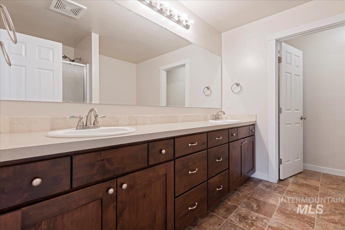 15673 Moosehorn Way, Caldwell, Idaho 83607, 4 Bedrooms, 3.5 Bathrooms, Residential For Sale, Price $560,000, 98968051