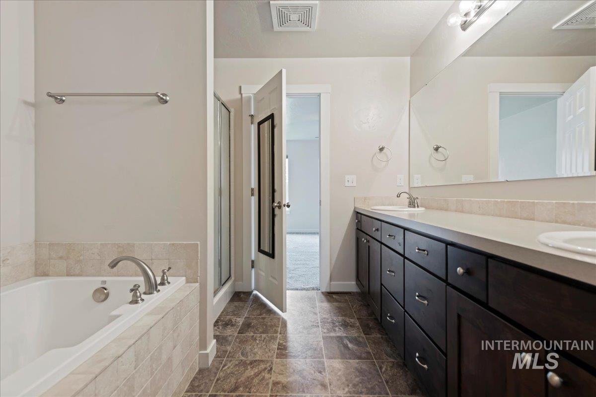 15673 Moosehorn Way, Caldwell, Idaho 83607, 4 Bedrooms, 3.5 Bathrooms, Residential For Sale, Price $560,000, 98968051