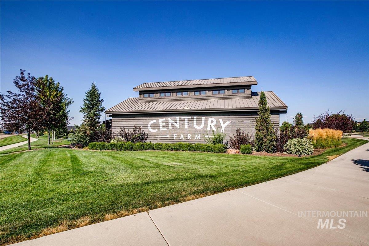 Community sign featuring a yard