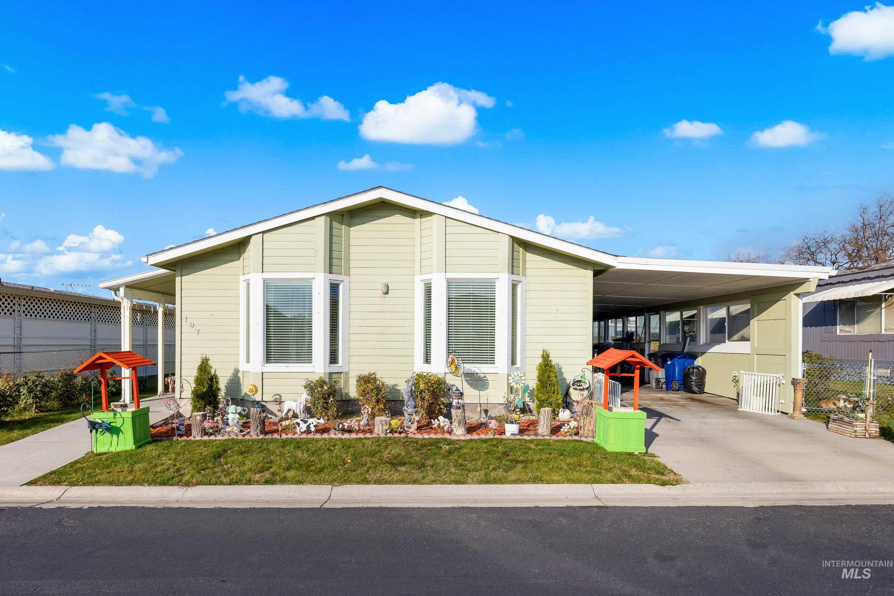 View of front of house featuring a carport and concrete driveway