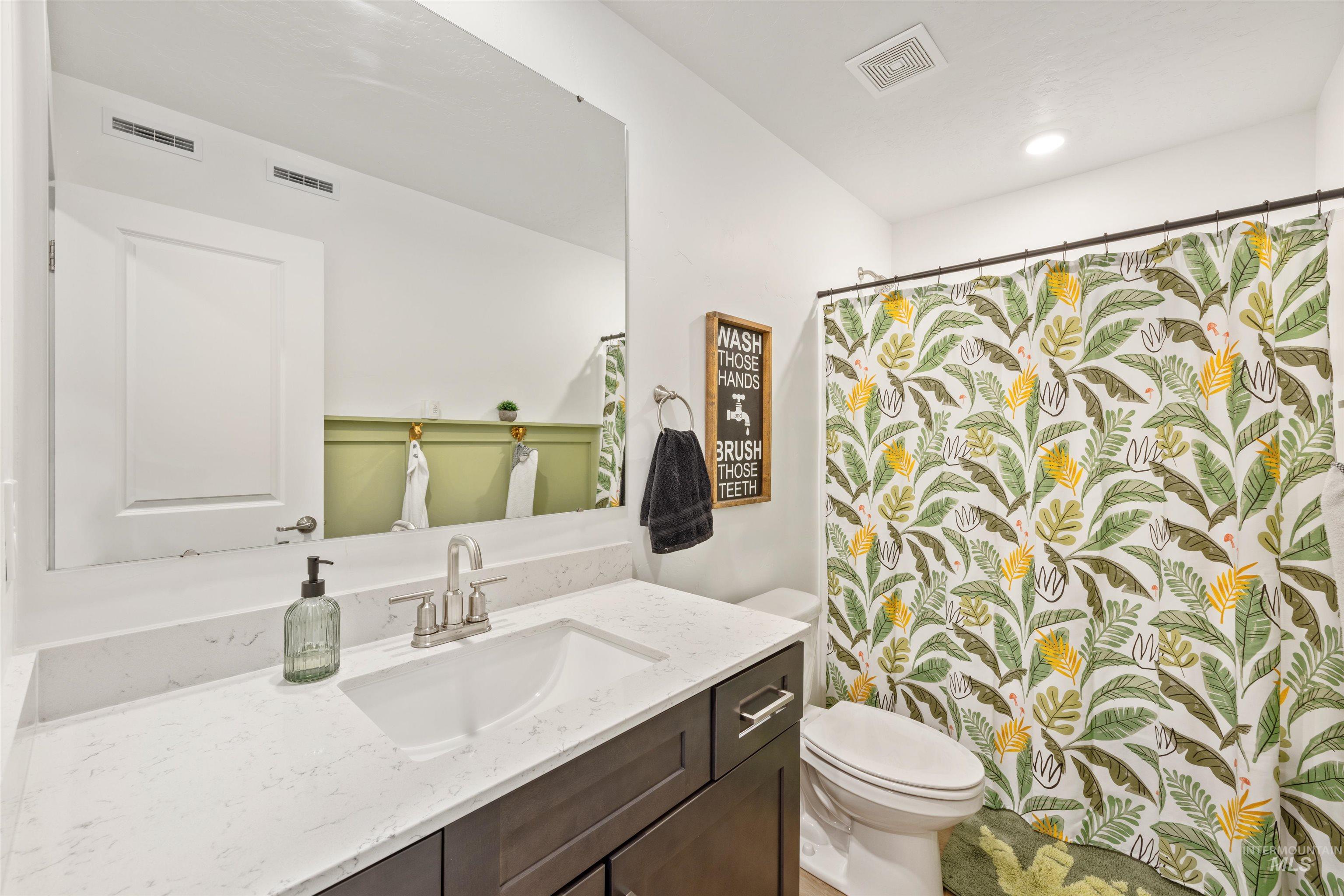 Full bath with vanity, a shower with shower curtain, and recessed lighting
