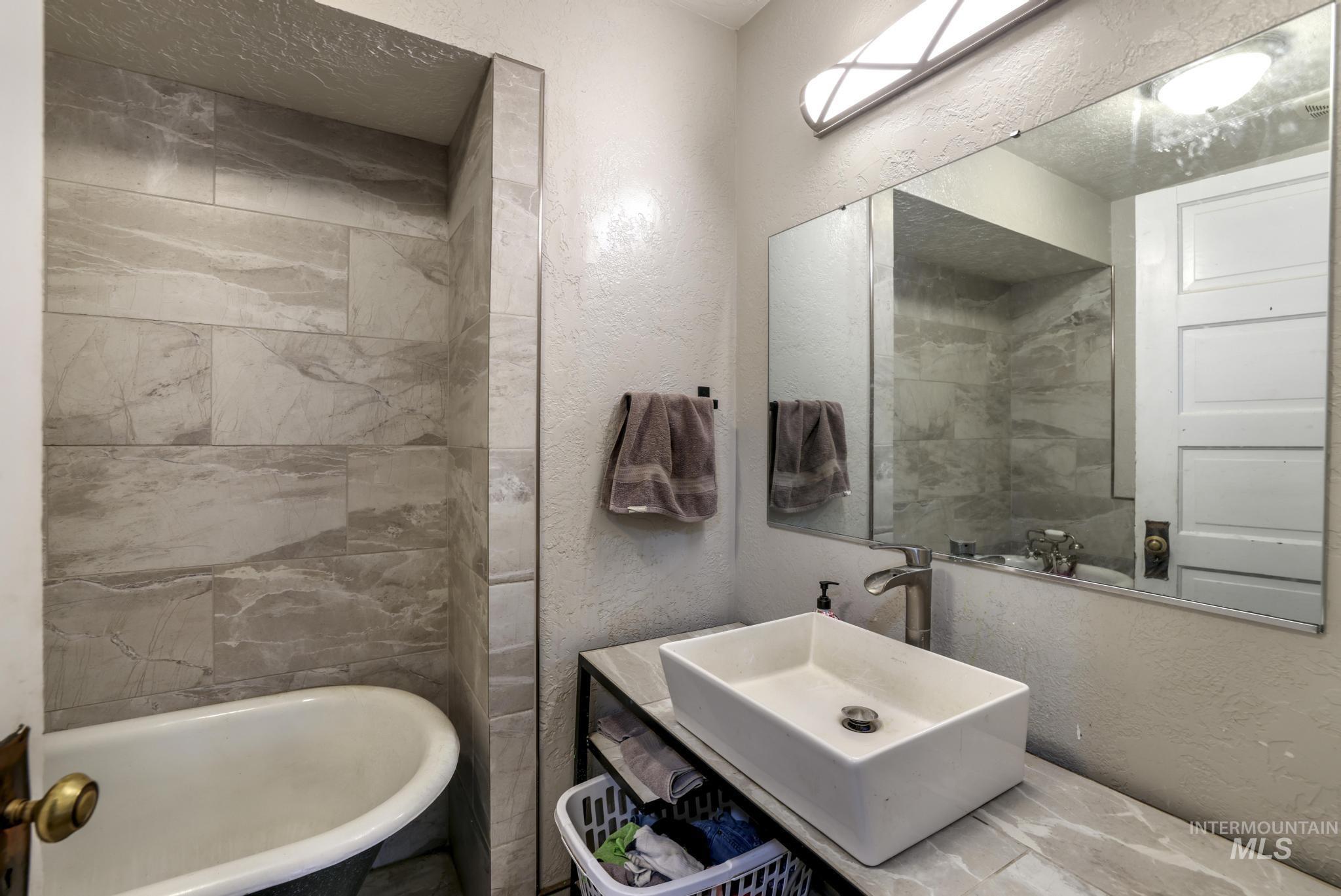 409 1st St E, Hansen, Idaho 83334, 5 Bedrooms, 3 Bathrooms, Residential For Sale, Price $450,000, 98968068