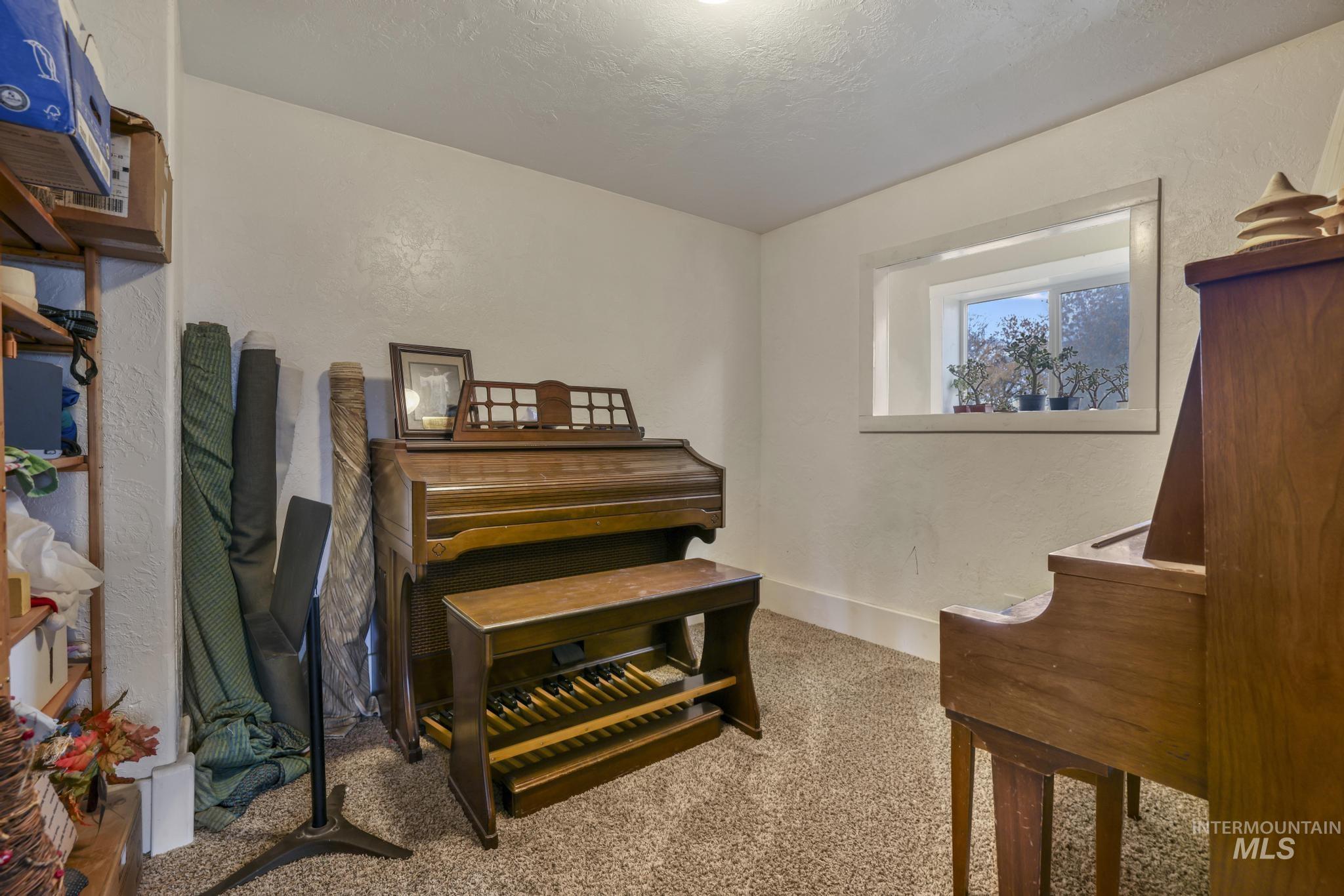 409 1st St E, Hansen, Idaho 83334, 5 Bedrooms, 3 Bathrooms, Residential For Sale, Price $450,000, 98968068