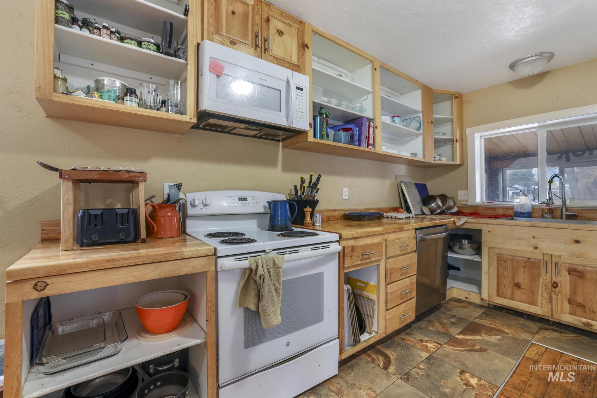 409 1st St E, Hansen, Idaho 83334, 5 Bedrooms, 3 Bathrooms, Residential For Sale, Price $450,000, 98968068