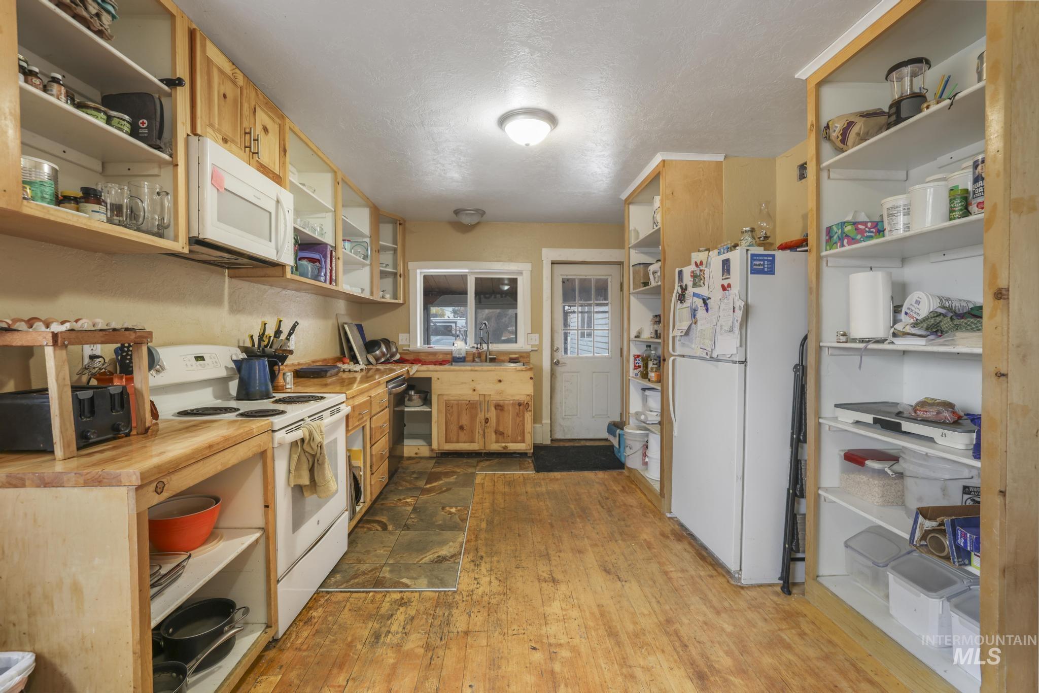 409 1st St E, Hansen, Idaho 83334, 5 Bedrooms, 3 Bathrooms, Residential For Sale, Price $450,000, 98968068