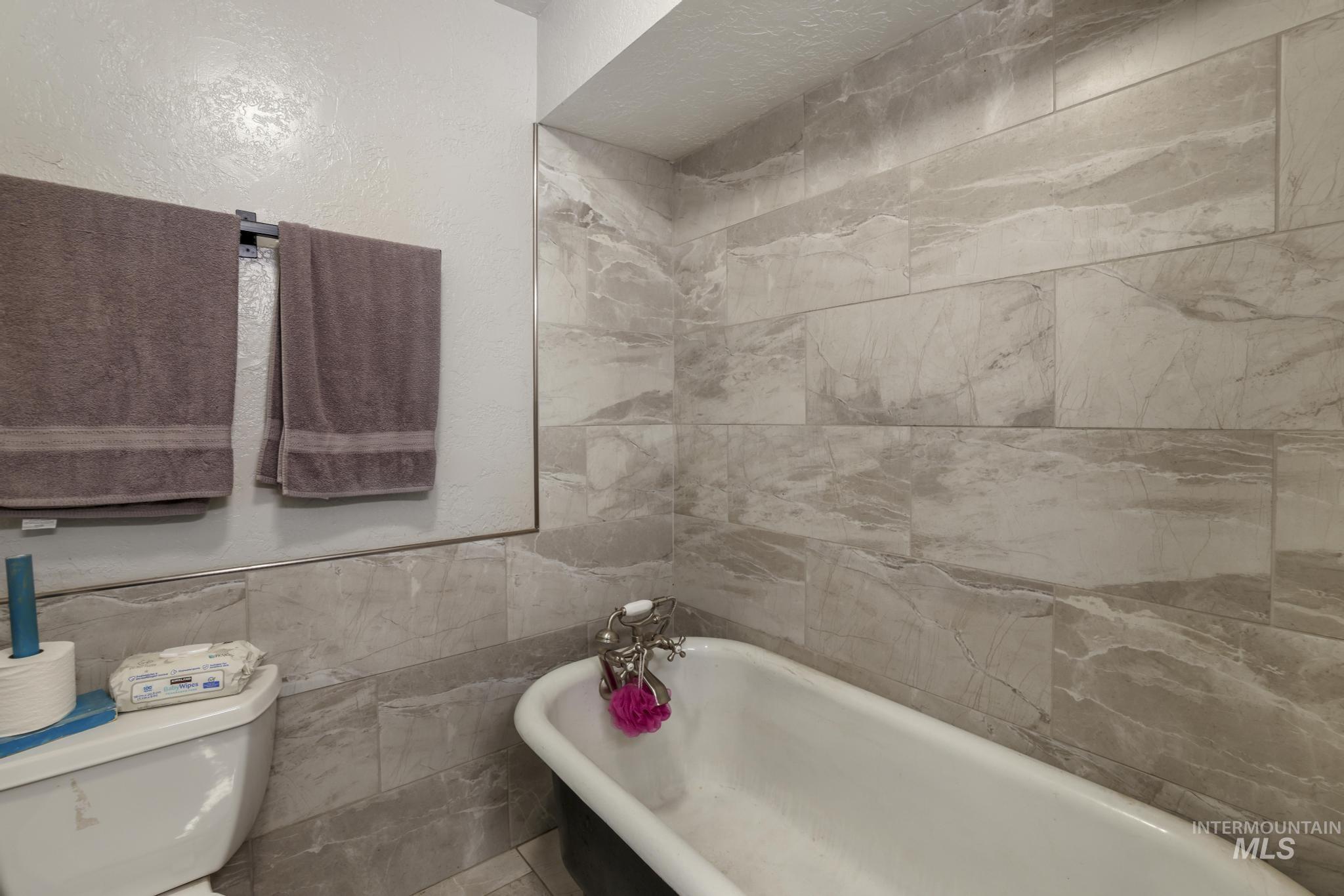 409 1st St E, Hansen, Idaho 83334, 5 Bedrooms, 3 Bathrooms, Residential For Sale, Price $450,000, 98968068