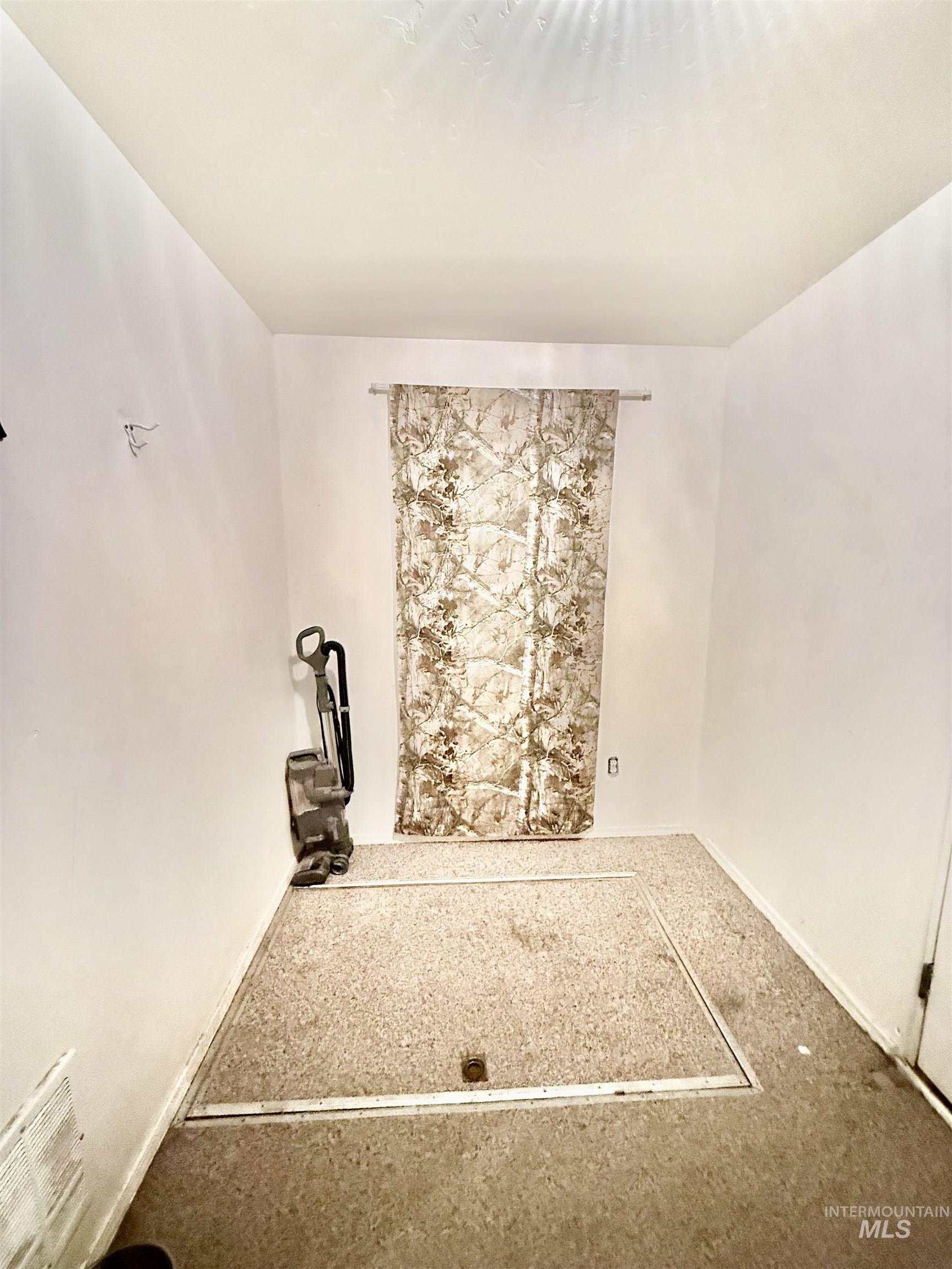 Detailed view of baseboards