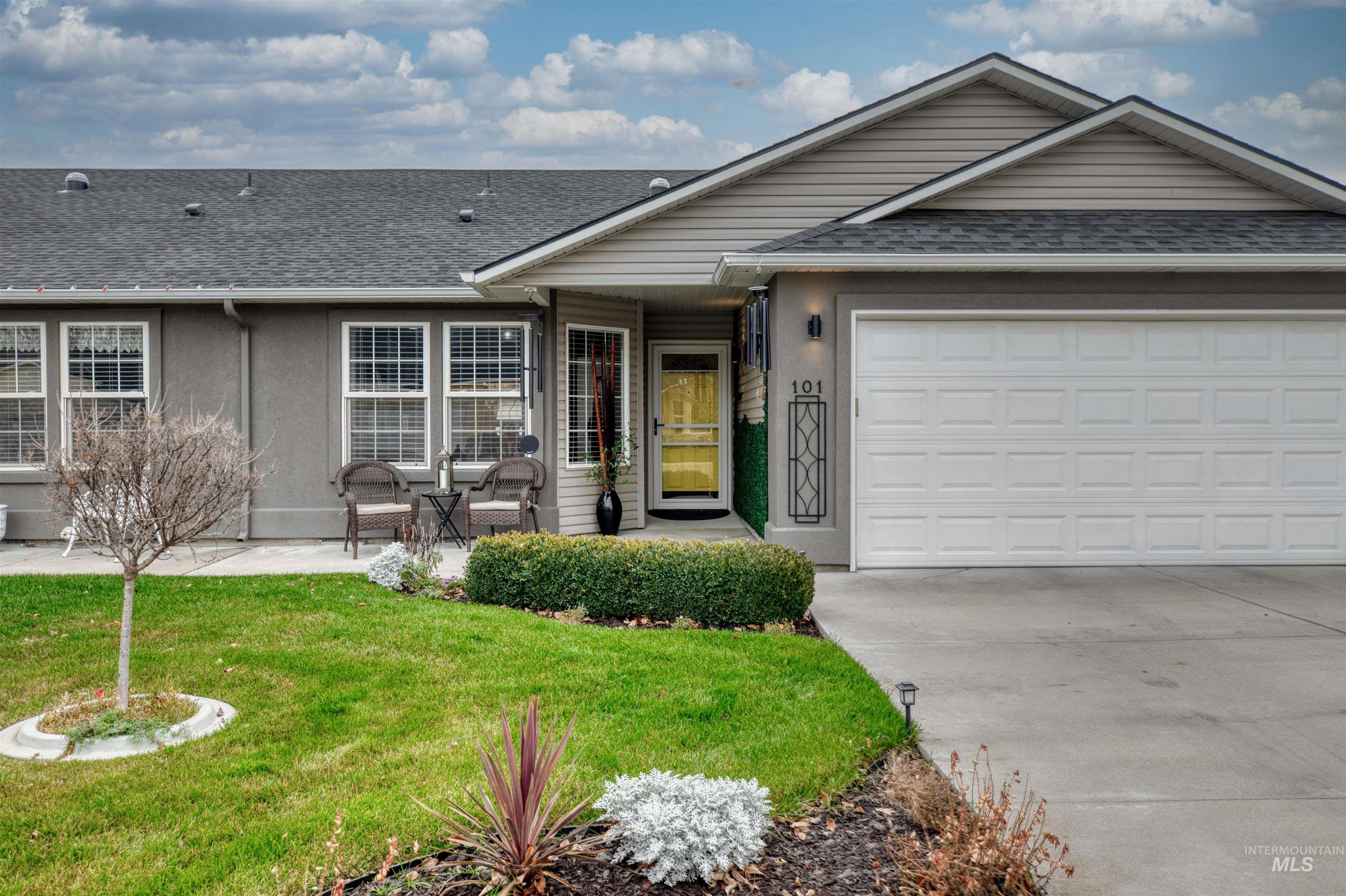 Ranch-style house with roof with shingles, a front yard, stucco siding, driveway, and a garage