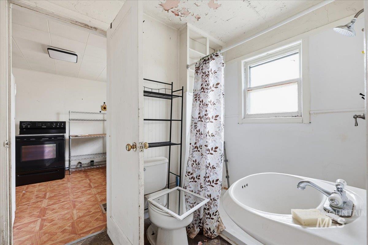 Full bath with curtained shower