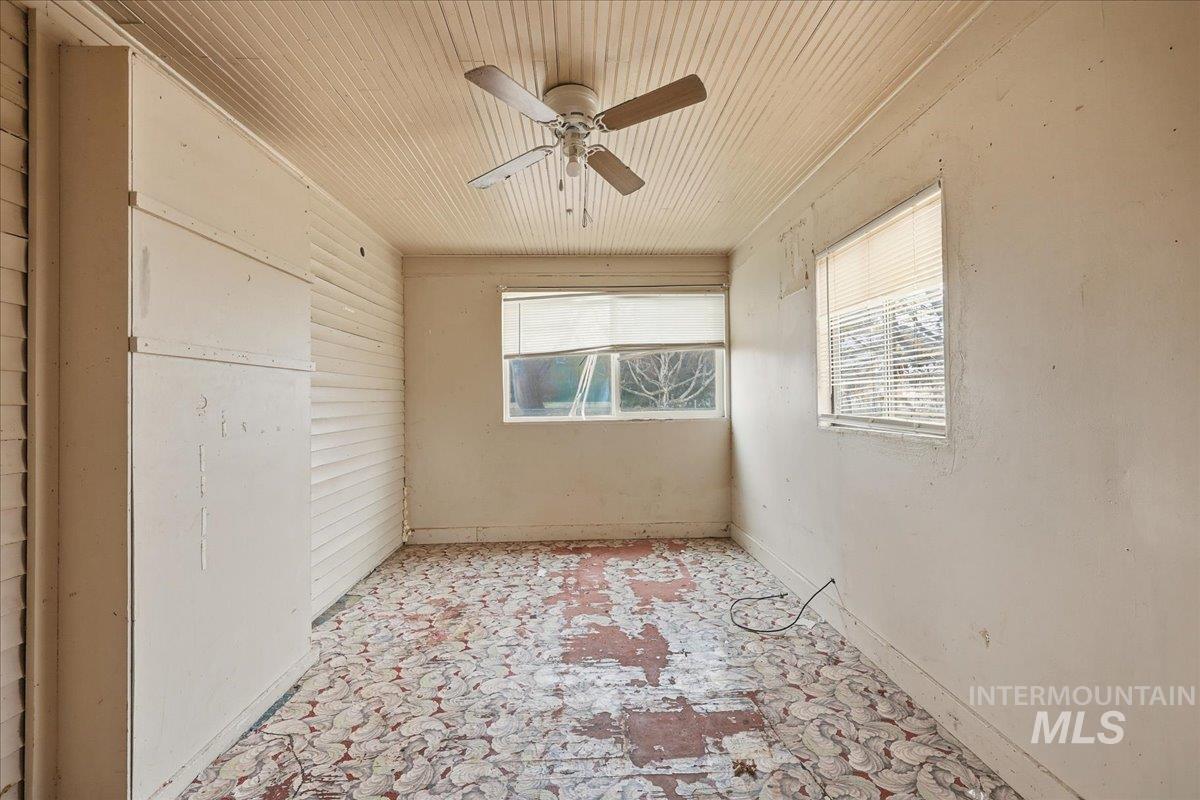 View of patio / terrace with a ceiling fan