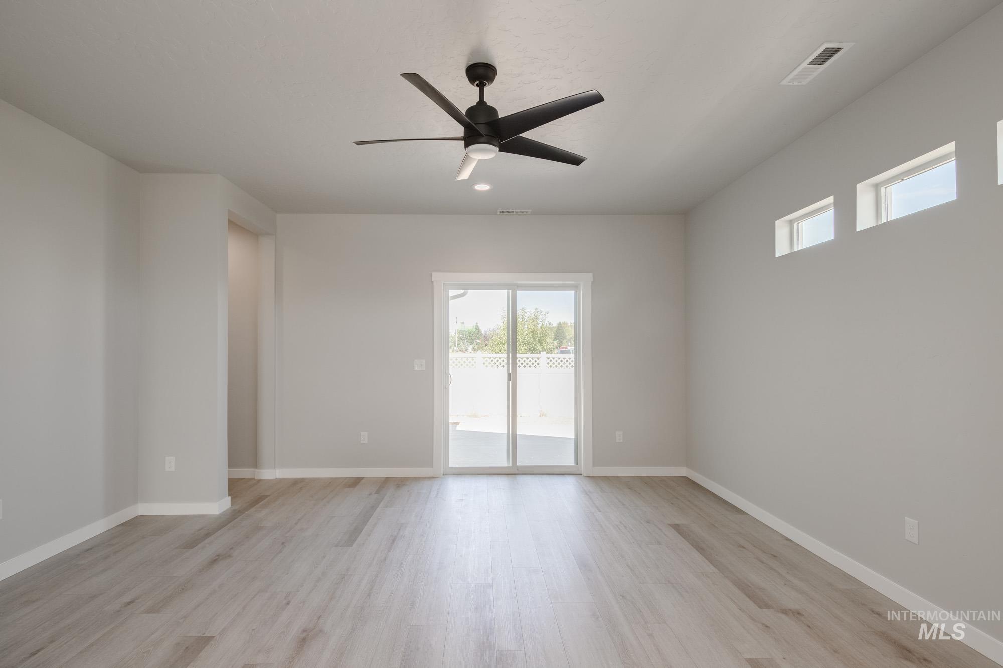 Unfurnished room featuring light wood-style flooring and a ceiling fan