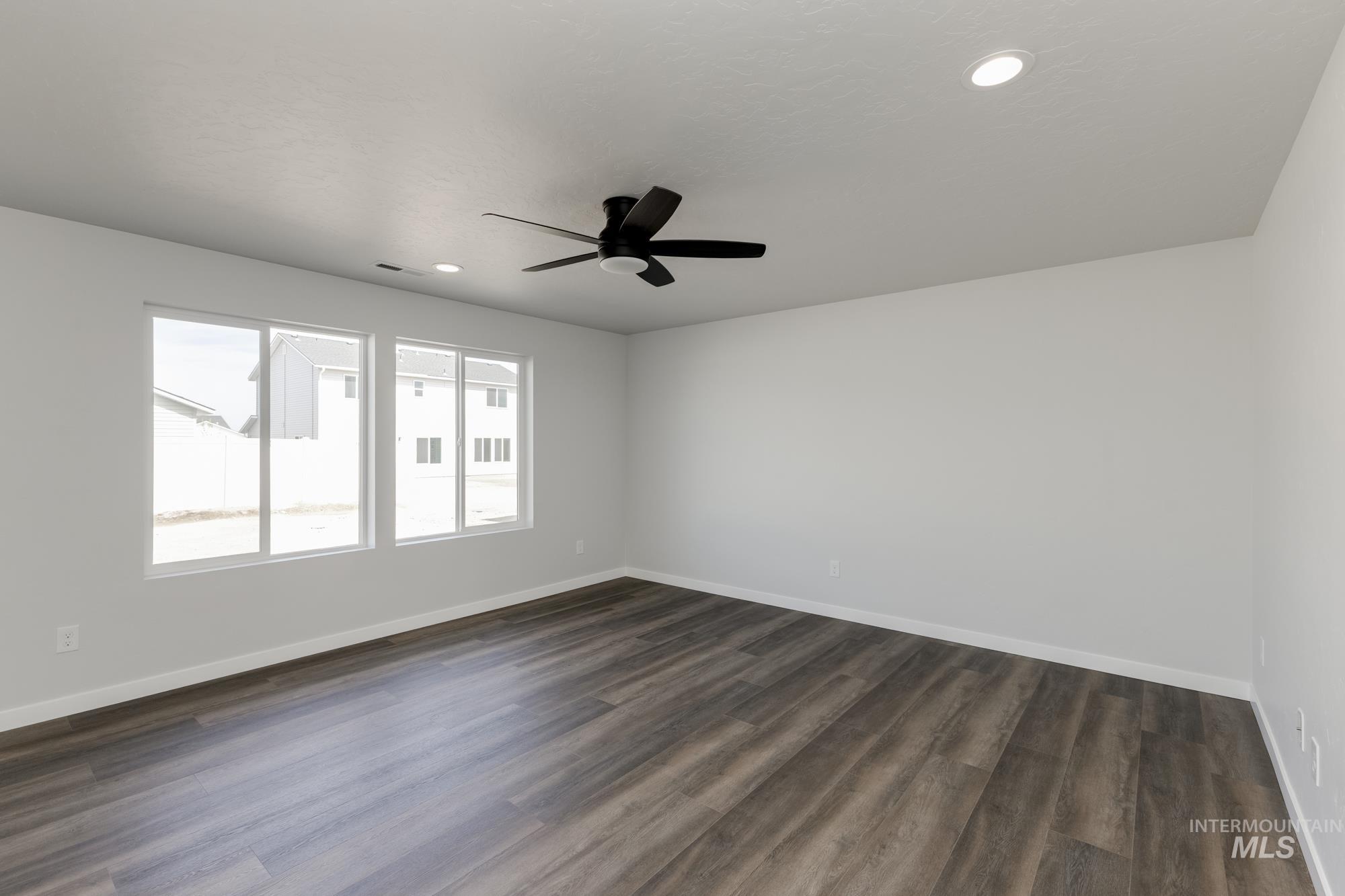 Unfurnished room with dark wood-type flooring, recessed lighting, and ceiling fan