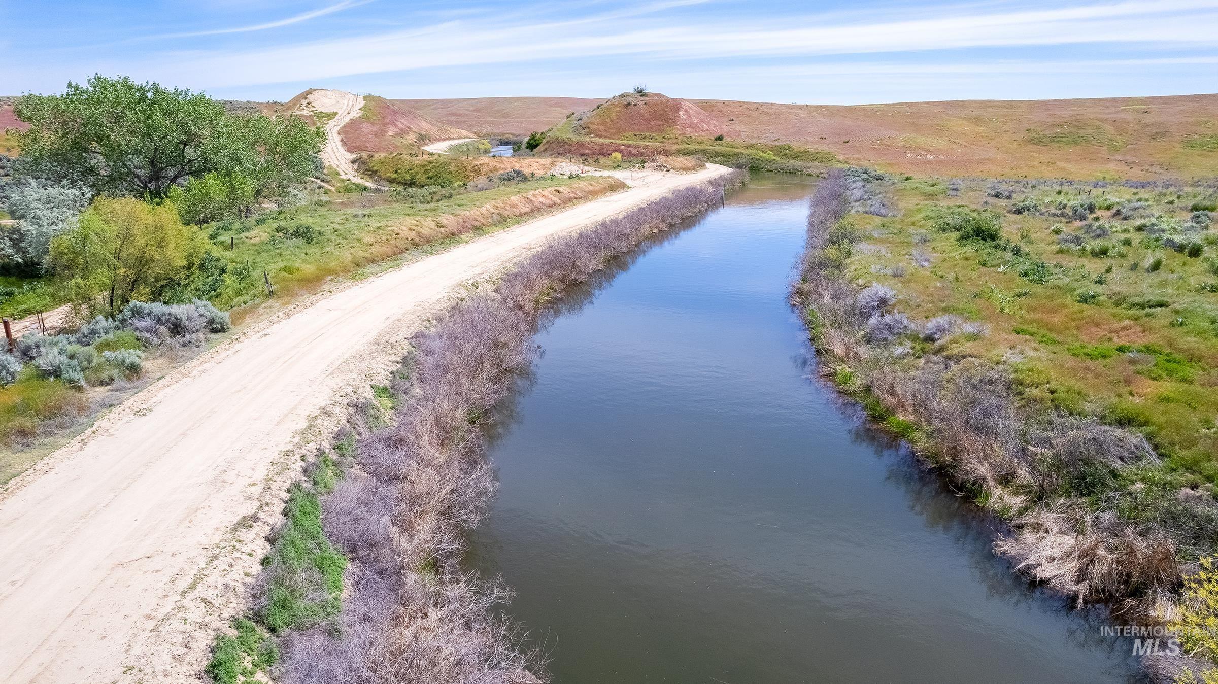 Bird's eye view of a water and mountain view