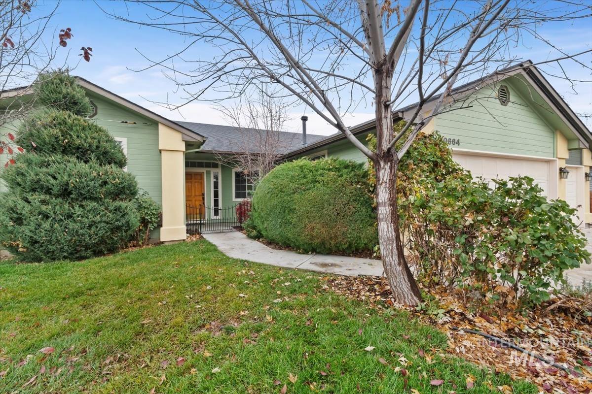 Ranch-style house with a front yard