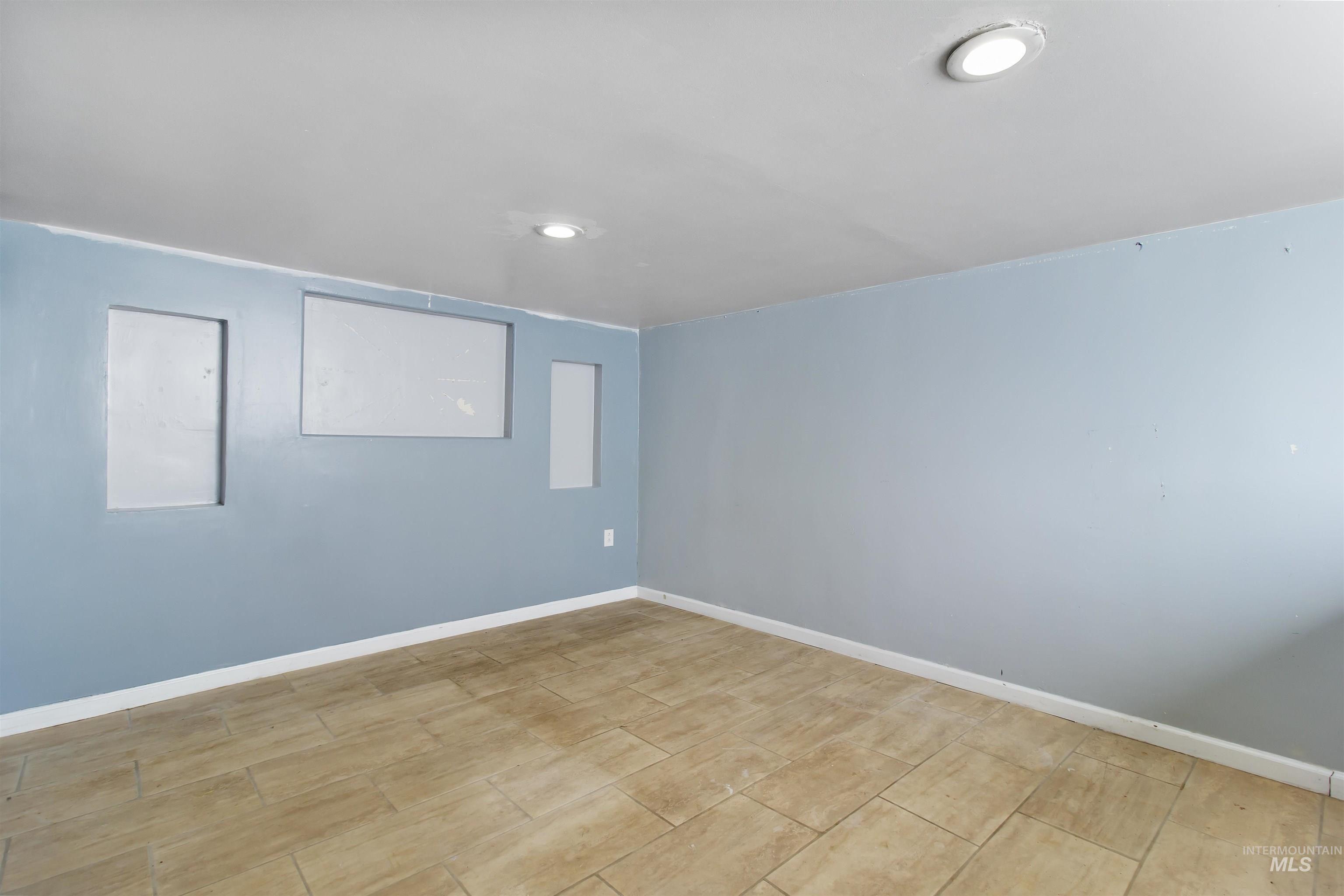 Empty room featuring baseboards and recessed lighting