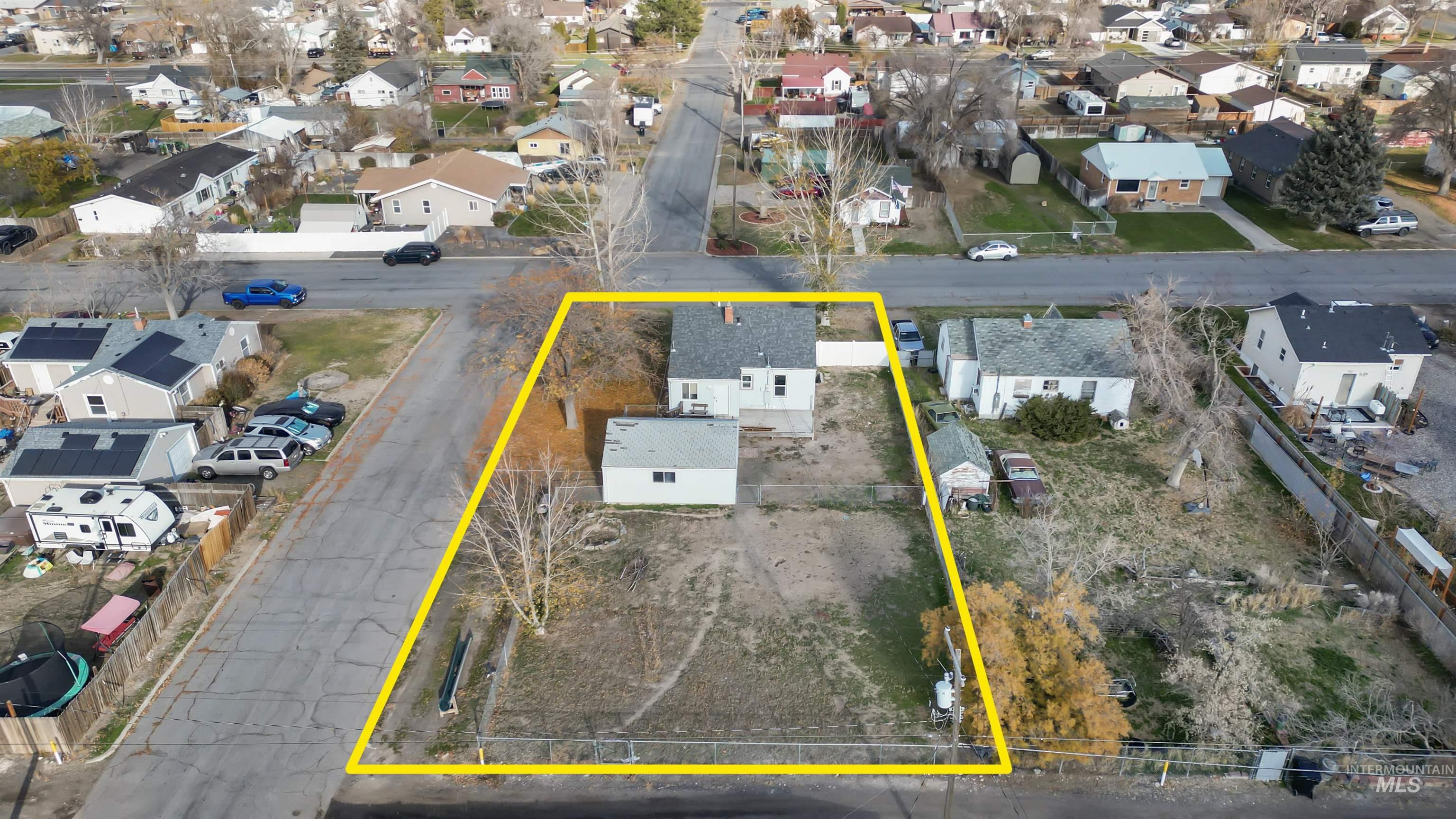 Aerial view of residential area featuring property parcel outlined