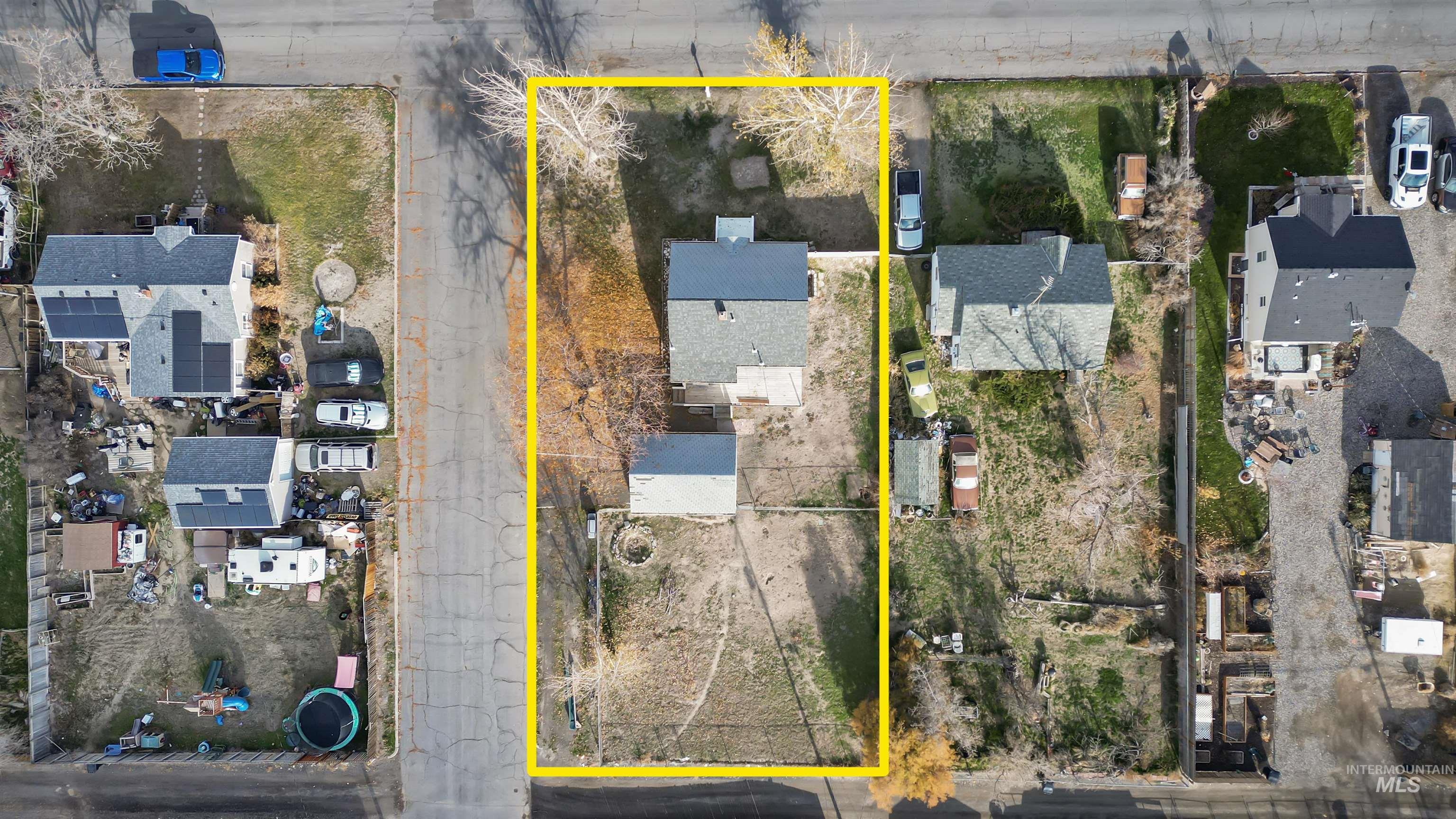 Aerial view of residential area featuring property parcel outlined