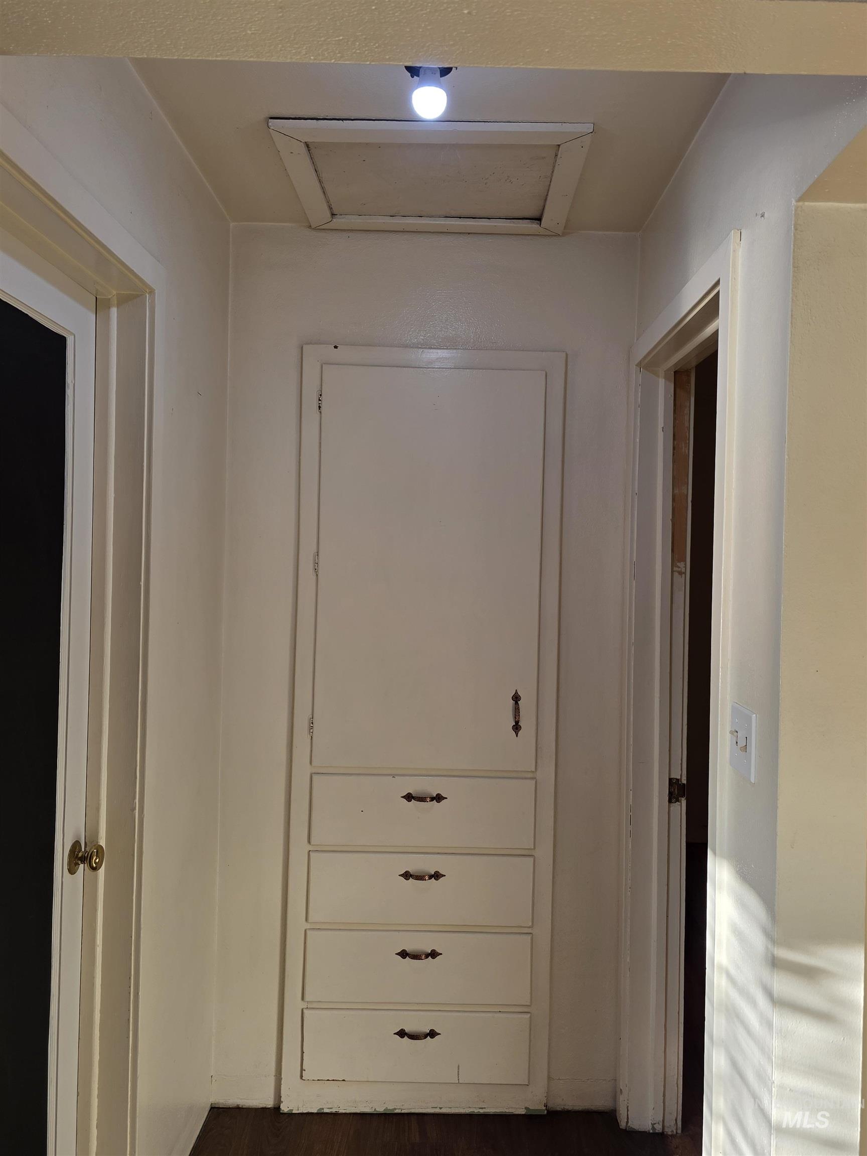 Hall with cooling unit