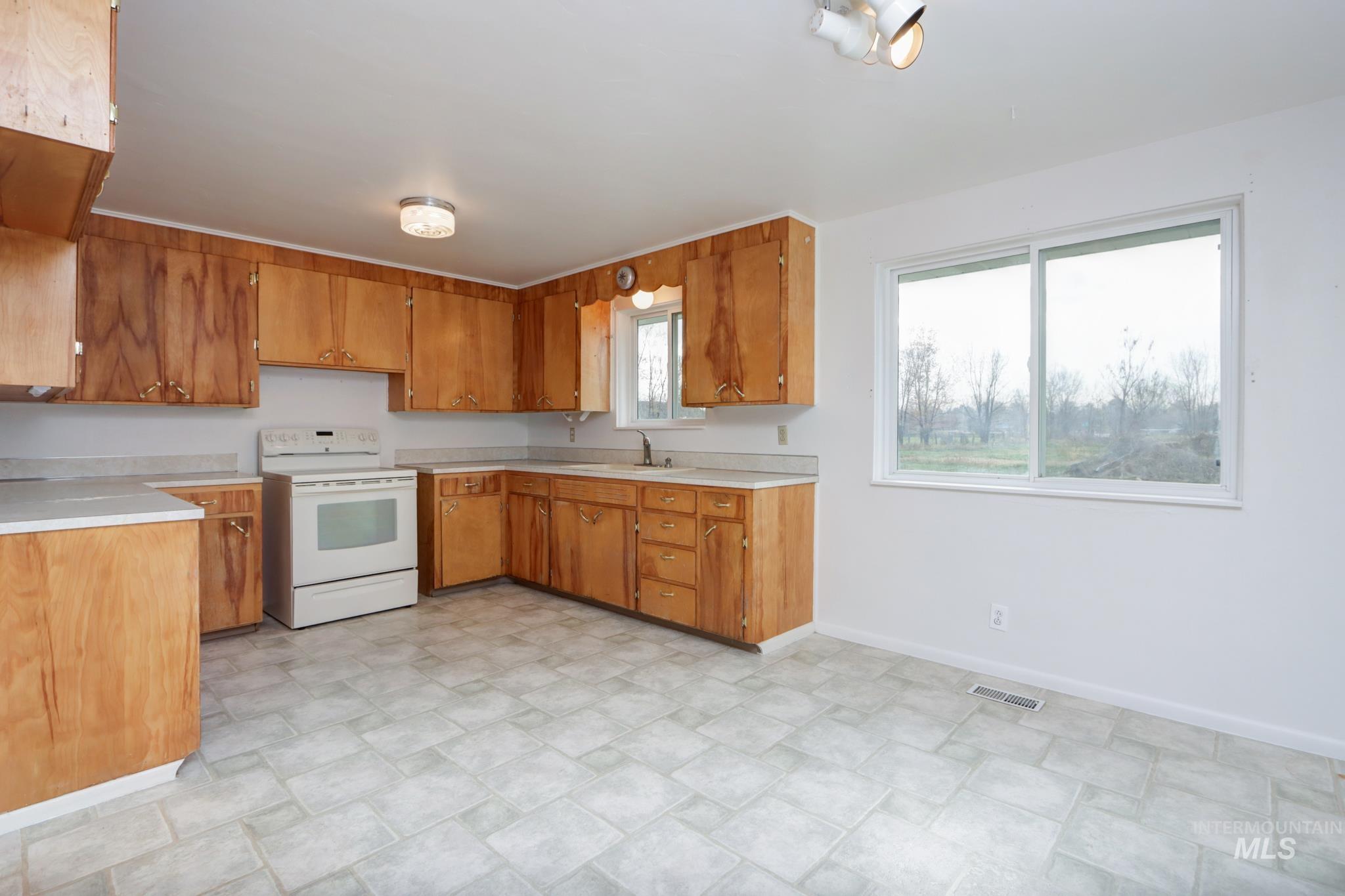 9215 W Malad, Boise, Idaho 83709, 4 Bedrooms, 2 Bathrooms, Residential For Sale, Price $556,900, 98968302