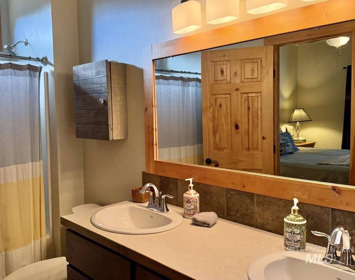 Ensuite bathroom with double vanity and backsplash