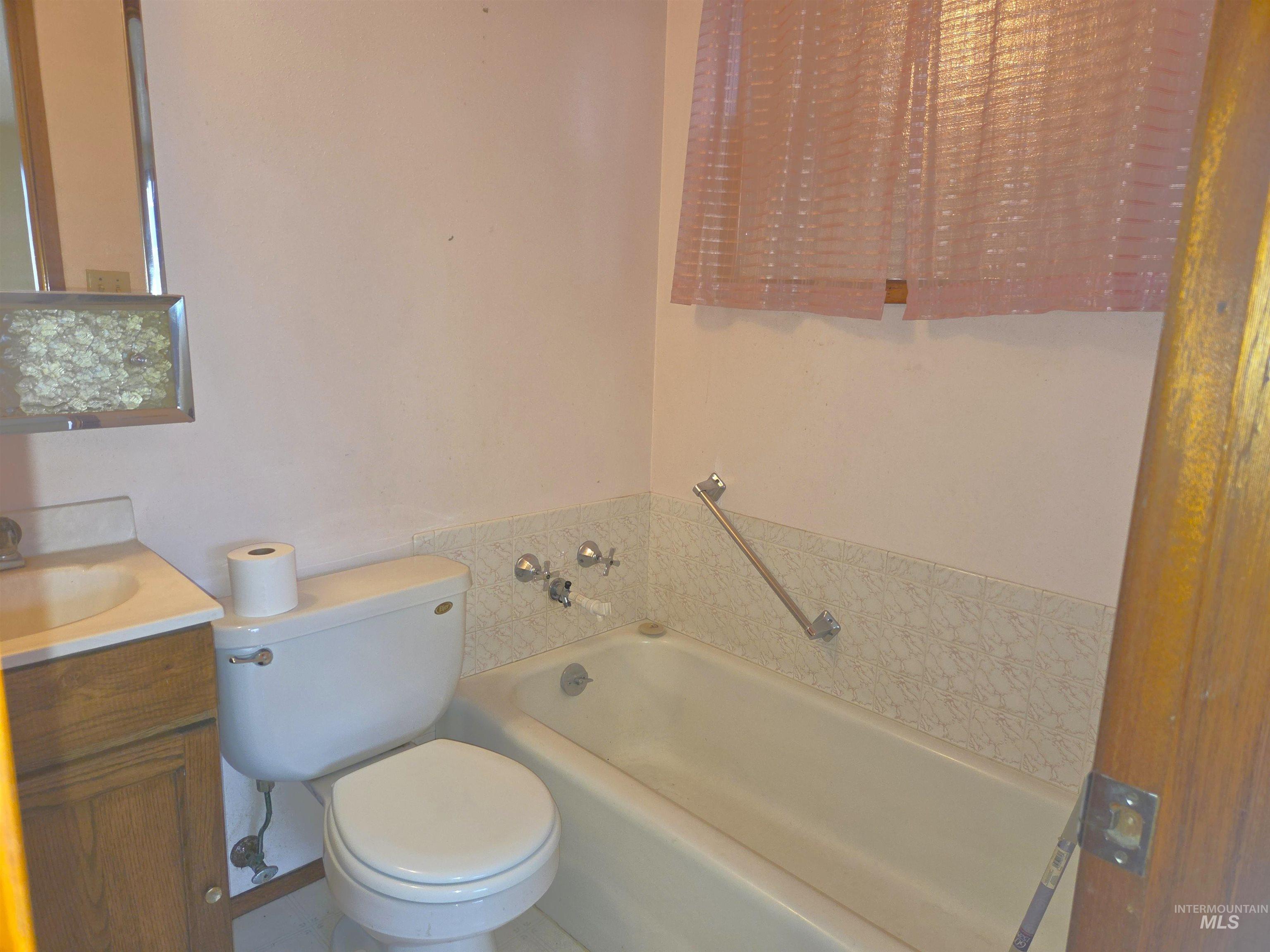 422 N Grant, Moscow, Idaho 83843, 4 Bedrooms, 2 Bathrooms, Residential For Sale, Price $369,000, 98968333