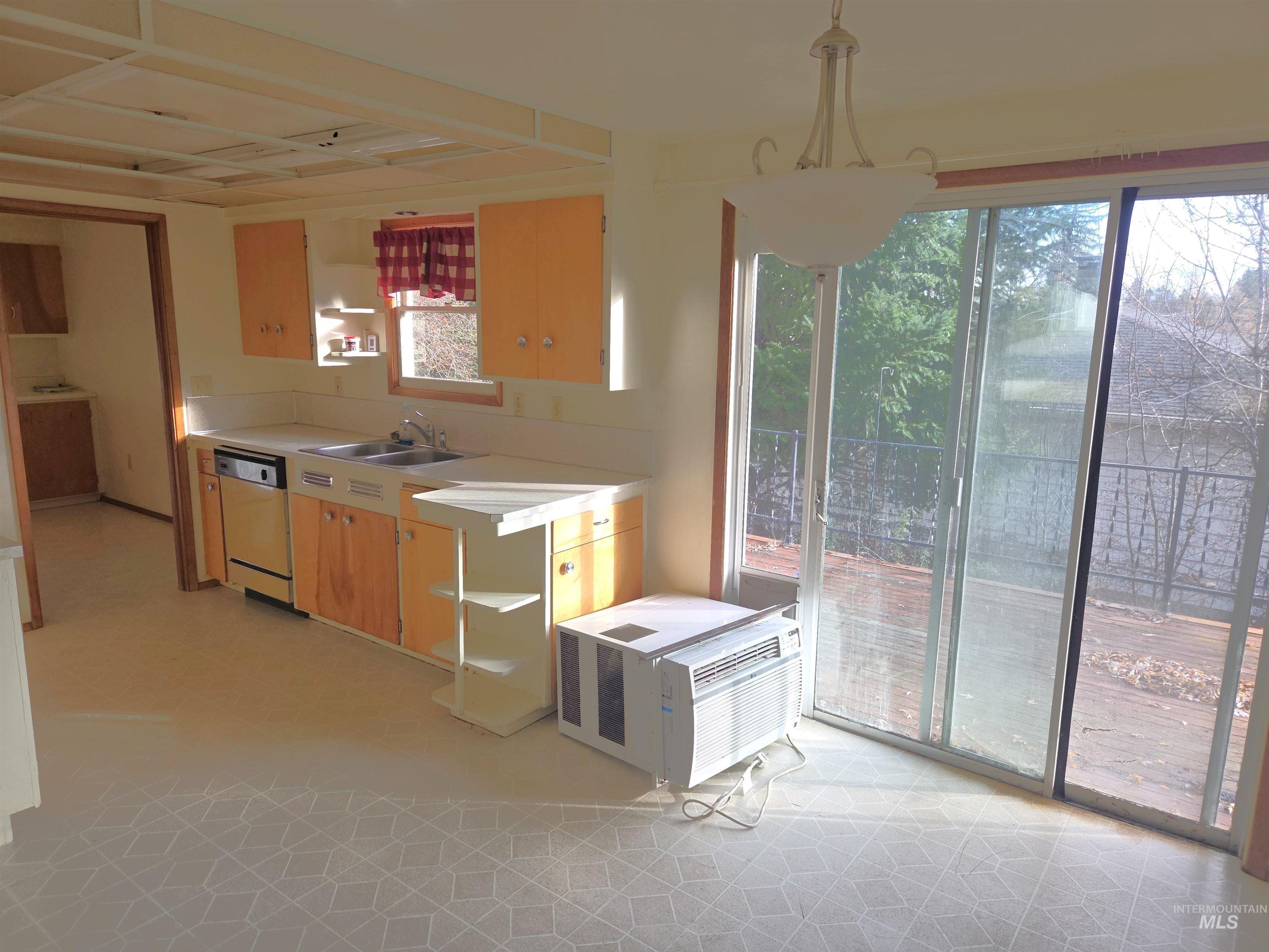 422 N Grant, Moscow, Idaho 83843, 4 Bedrooms, 2 Bathrooms, Residential For Sale, Price $369,000, 98968333