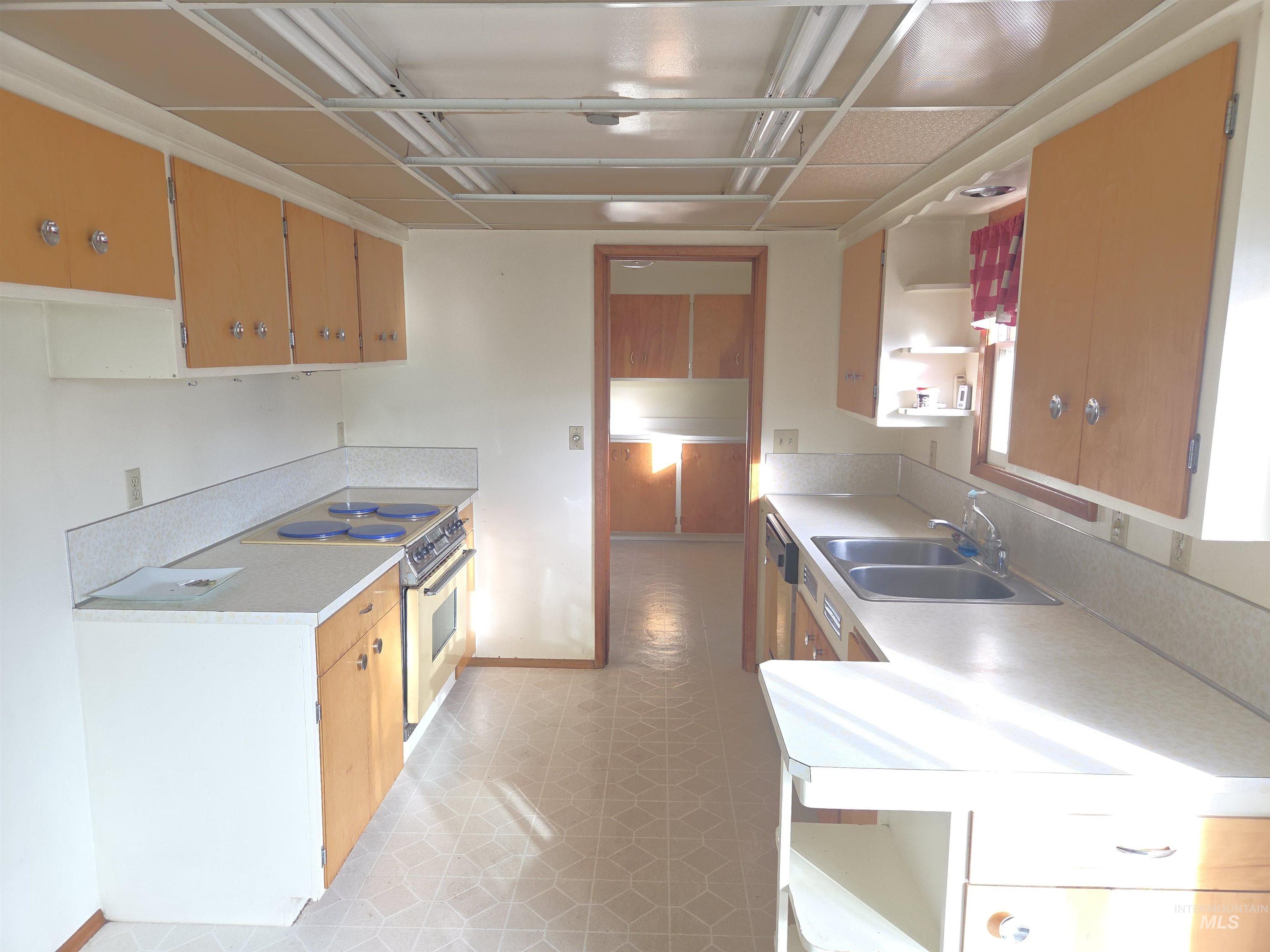 422 N Grant, Moscow, Idaho 83843, 4 Bedrooms, 2 Bathrooms, Residential For Sale, Price $369,000, 98968333