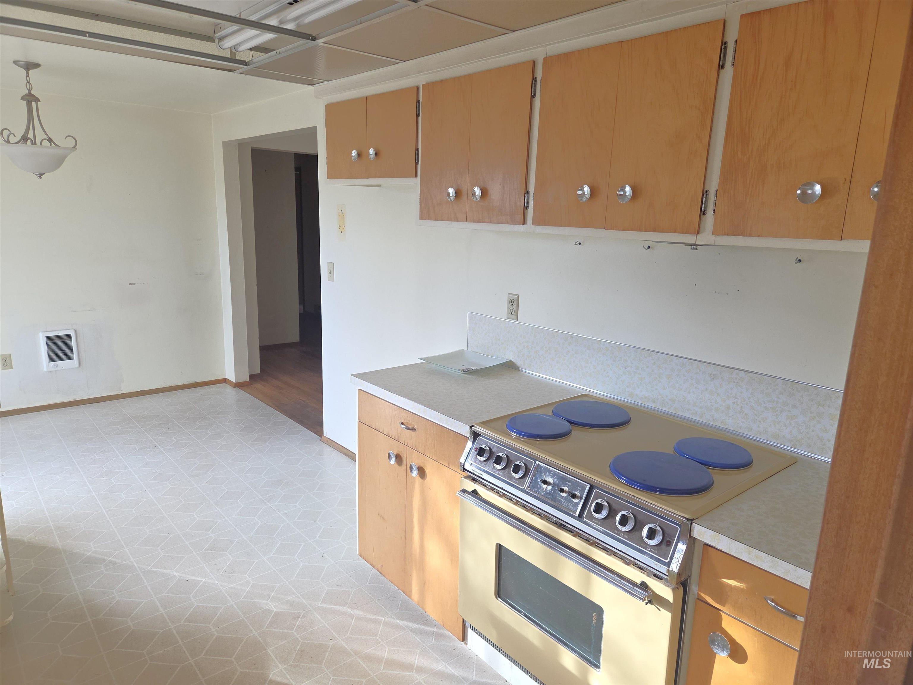 422 N Grant, Moscow, Idaho 83843, 4 Bedrooms, 2 Bathrooms, Residential For Sale, Price $369,000, 98968333