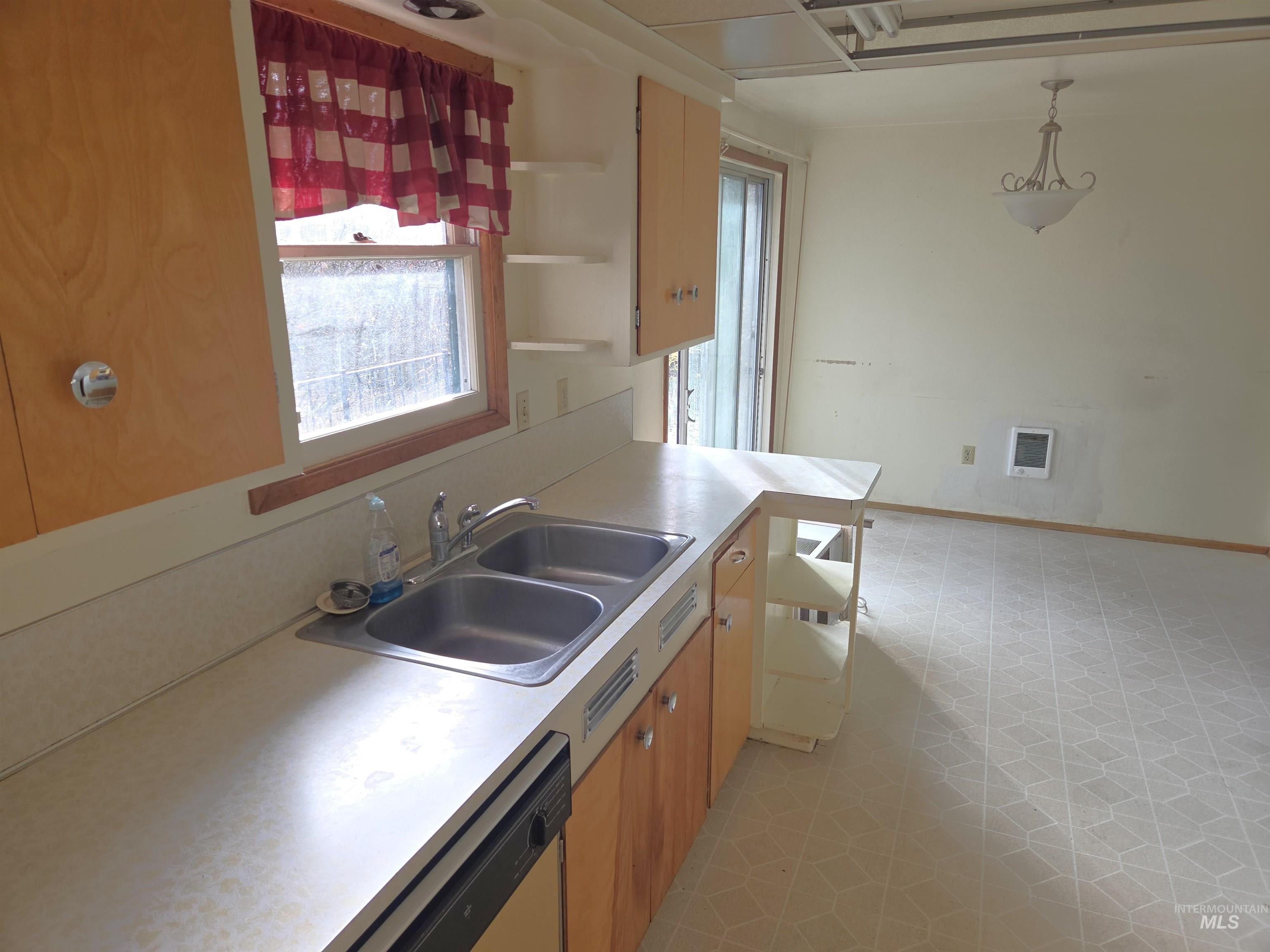 422 N Grant, Moscow, Idaho 83843, 4 Bedrooms, 2 Bathrooms, Residential For Sale, Price $369,000, 98968333