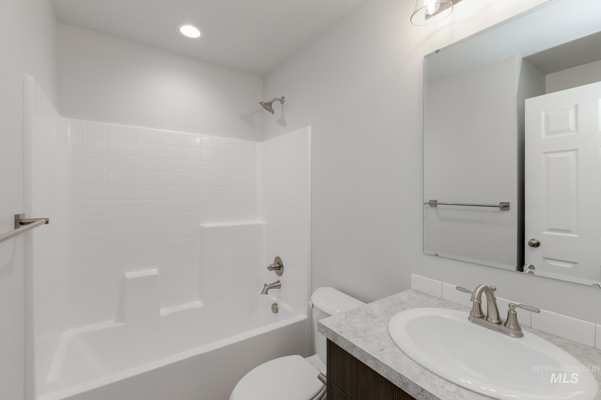 Full bath with vanity and washtub / shower combination