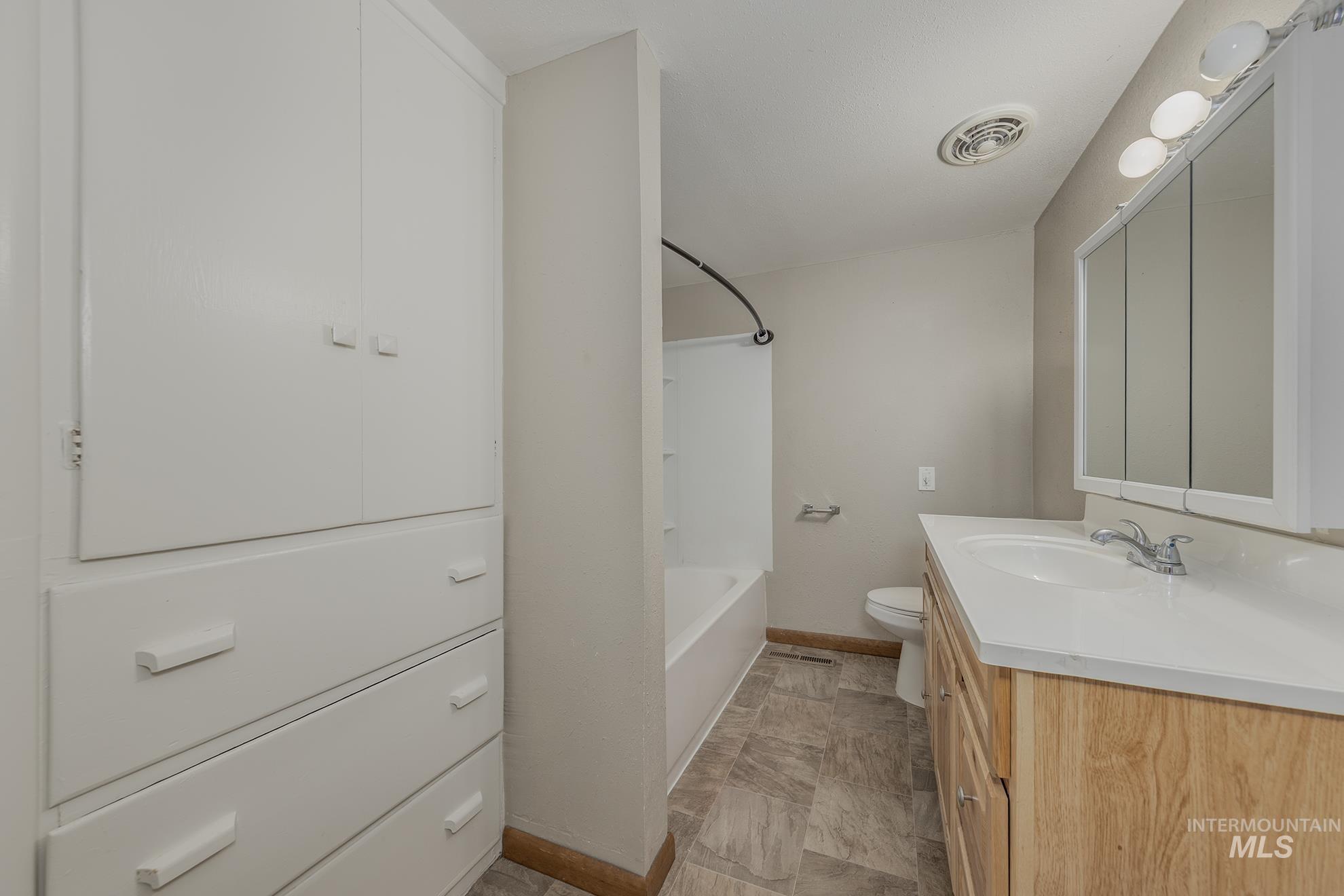 4555 Hyline Rd, Ontario, Oregon 97914, 4 Bedrooms, 1.5 Bathrooms, Residential For Sale, Price $475,000,MLS 98968389