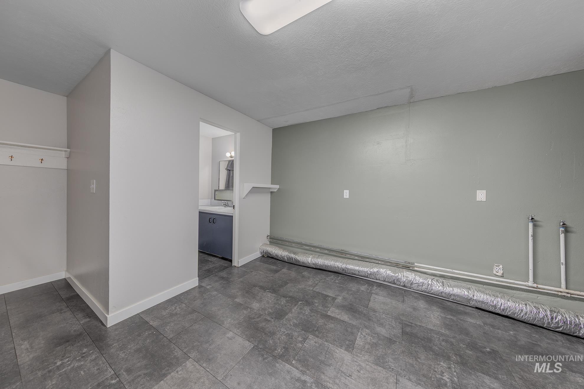 4555 Hyline Rd, Ontario, Oregon 97914, 4 Bedrooms, 1.5 Bathrooms, Residential For Sale, Price $475,000,MLS 98968389