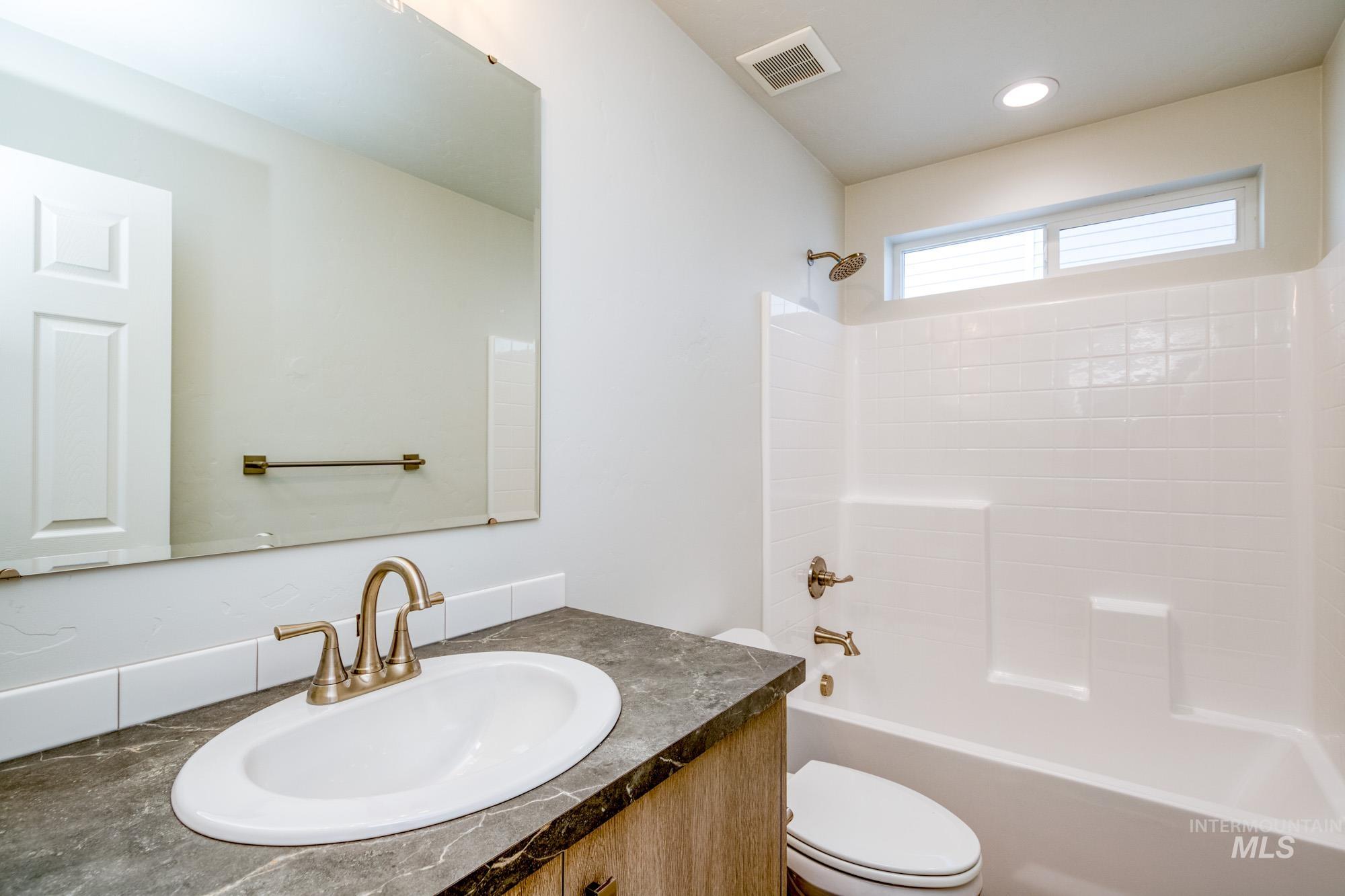 Bathroom with bathing tub / shower combination and vanity