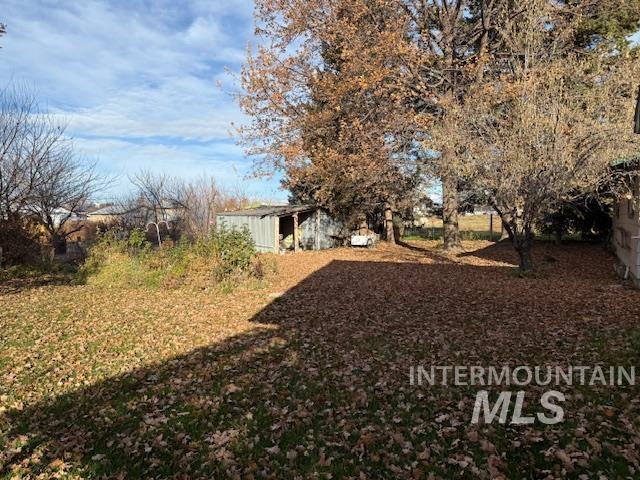 View of yard with an outbuilding